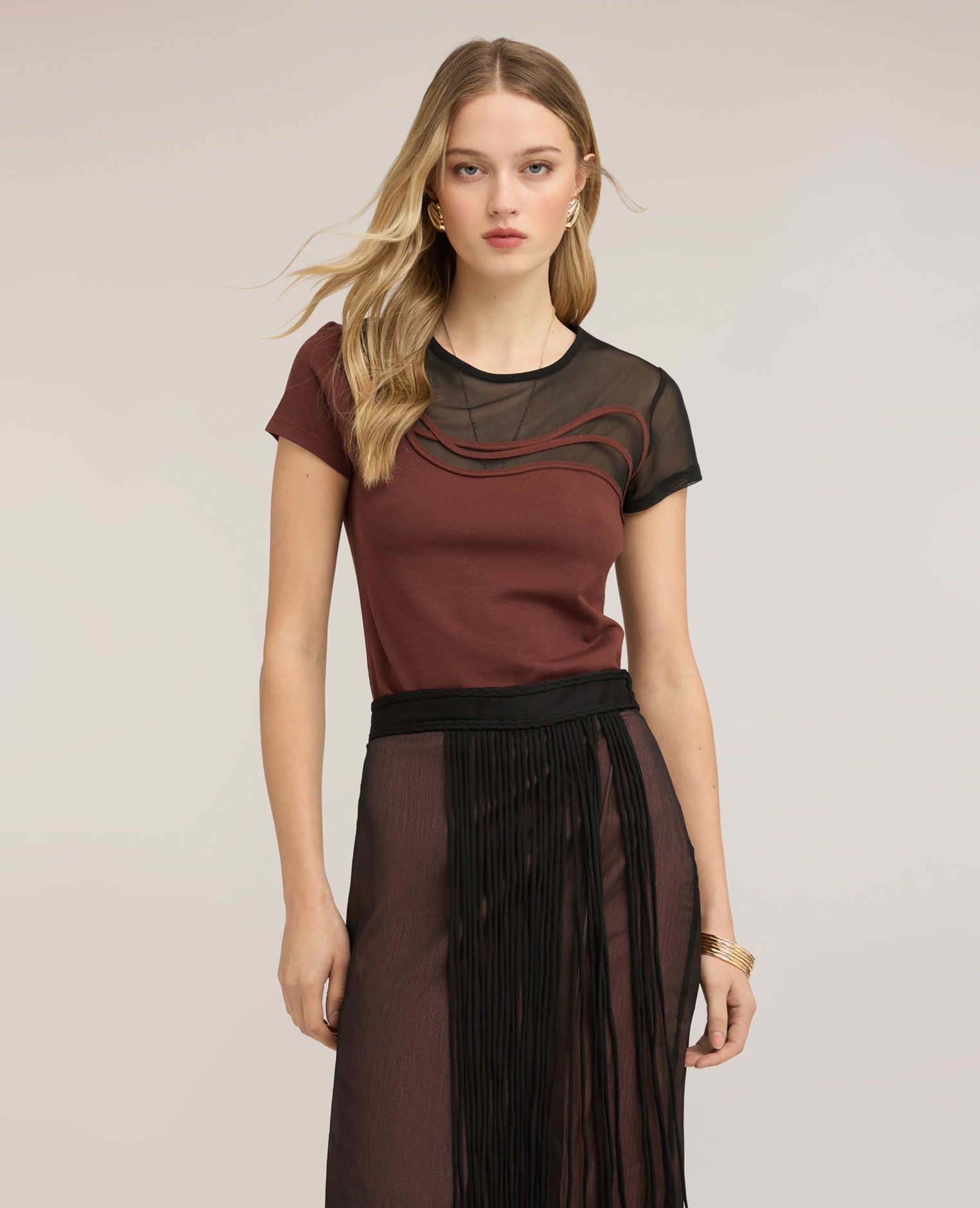 Motivi - Camiseta de mujer bimaterial con bordado ajuste entallado con cuello redondo.