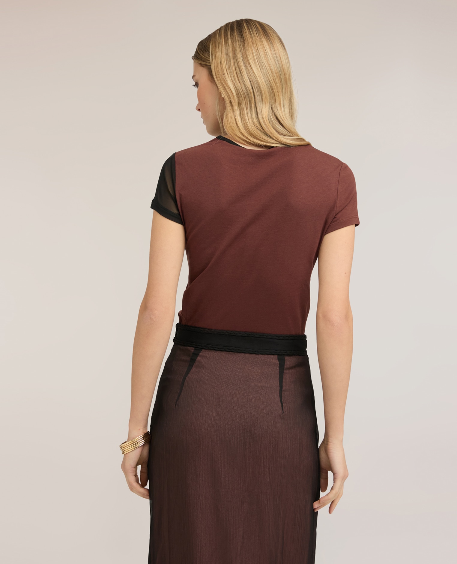 Camiseta de mujer bimaterial con bordado ajuste entallado con cuello redondo - Motivi - Marrón Marrón-2
