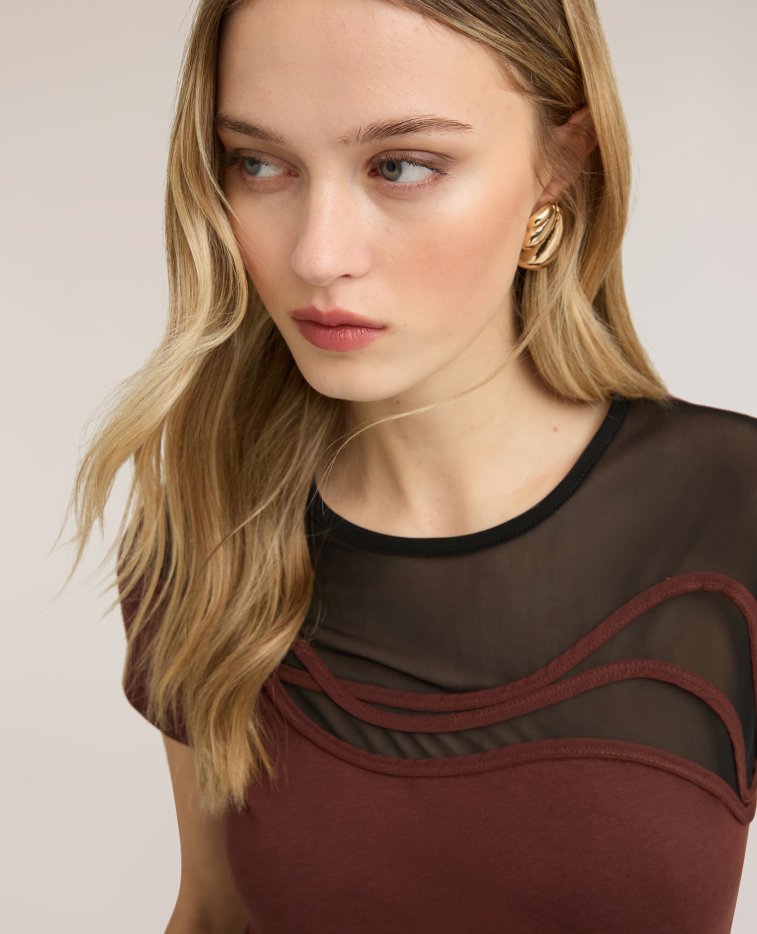 Camiseta de mujer bimaterial con bordado ajuste entallado con cuello redondo - Motivi - Marrón Marrón-4
