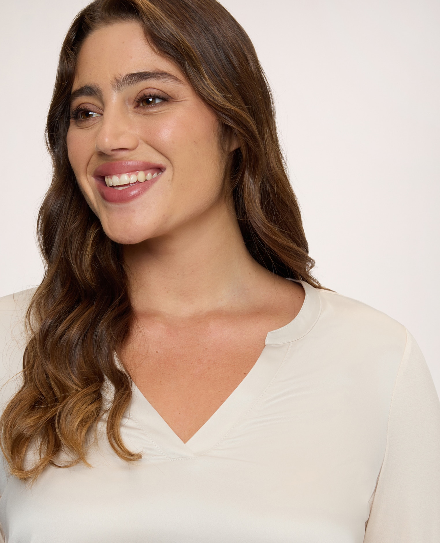 Imagen 4 de Camiseta de mujer bimaterial en raso y jersey tejido bimaterial en mezcla de viscosa que combina raso y jersey - Fiorella Rubino - Beige Beige