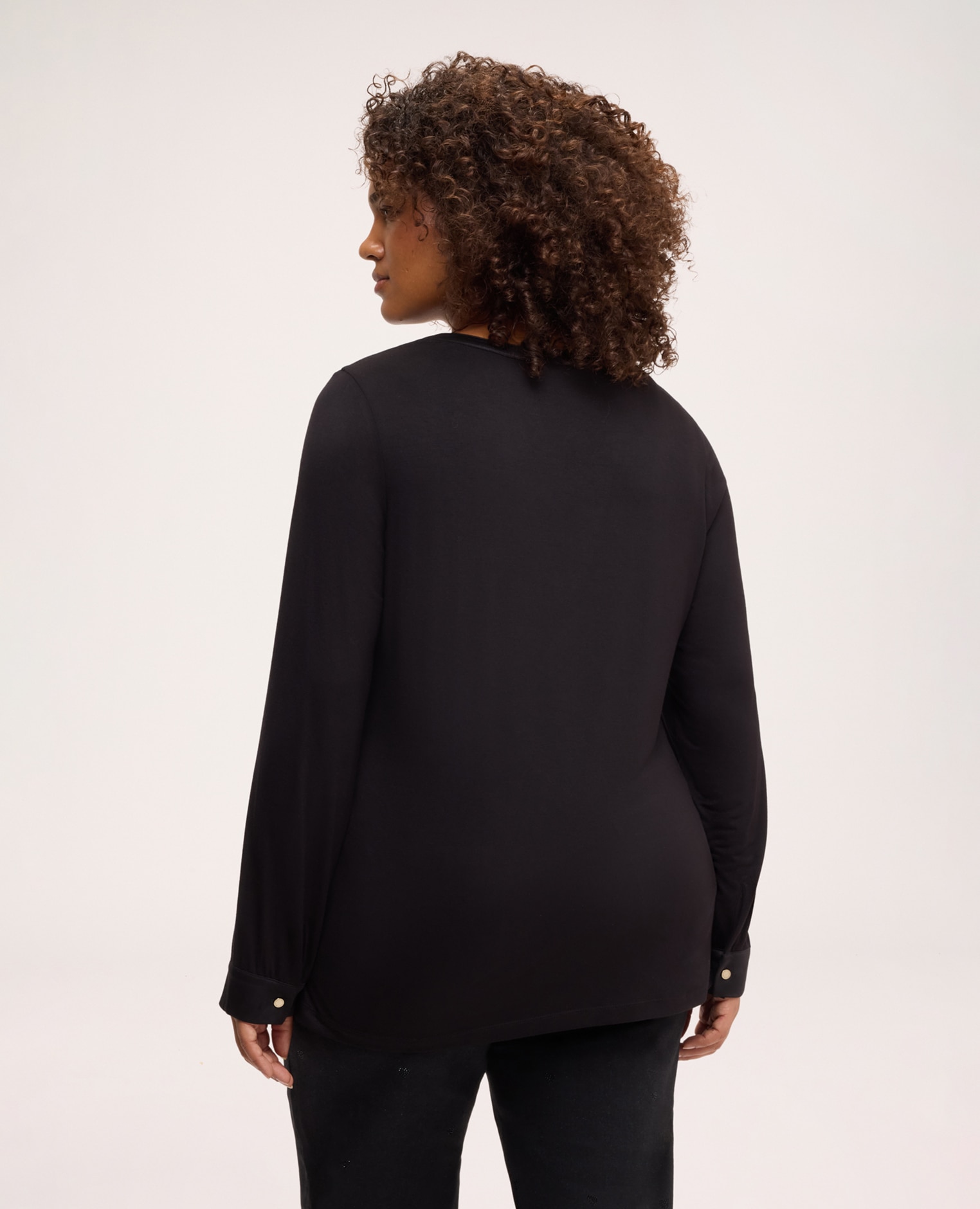 Imagen 2 de Camiseta de mujer bimaterial en raso y jersey tejido bimaterial en mezcla de viscosa que combina raso y jersey - Fiorella Rubino - Negro Negro