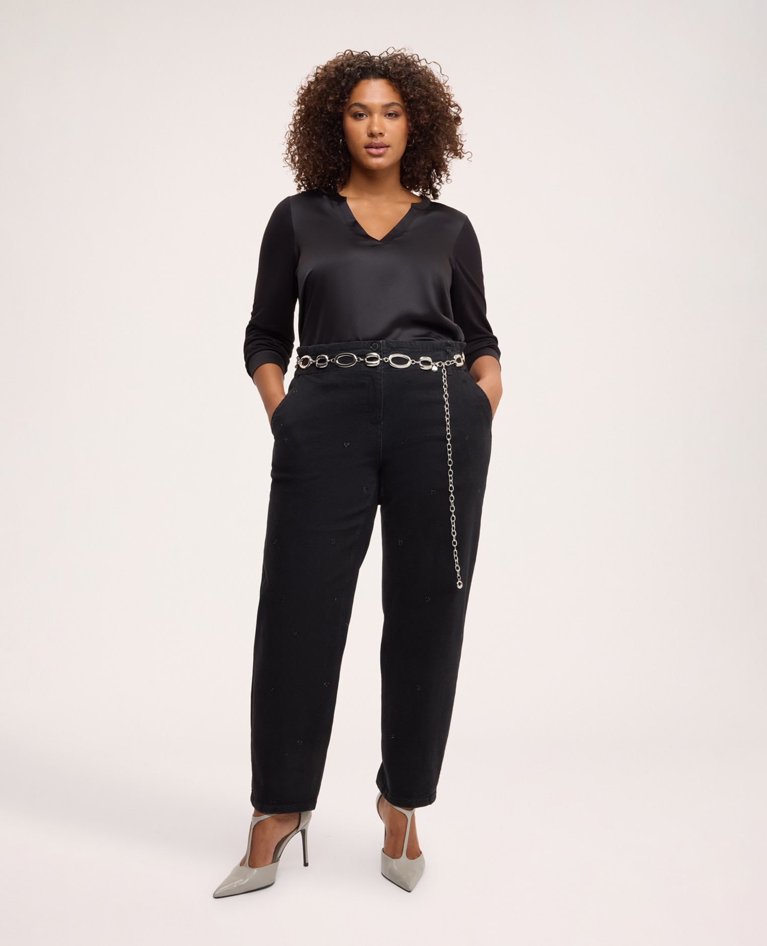 Imagen 3 de Camiseta de mujer bimaterial en raso y jersey tejido bimaterial en mezcla de viscosa que combina raso y jersey - Fiorella Rubino - Negro Negro