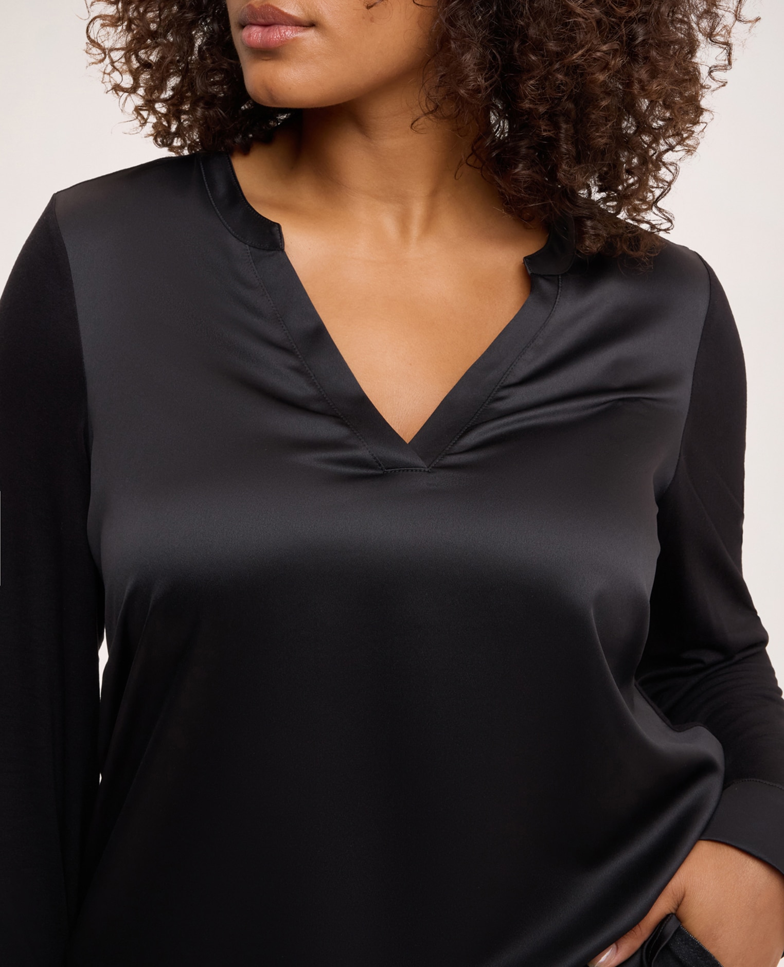 Imagen 4 de Camiseta de mujer bimaterial en raso y jersey tejido bimaterial en mezcla de viscosa que combina raso y jersey - Fiorella Rubino - Negro Negro