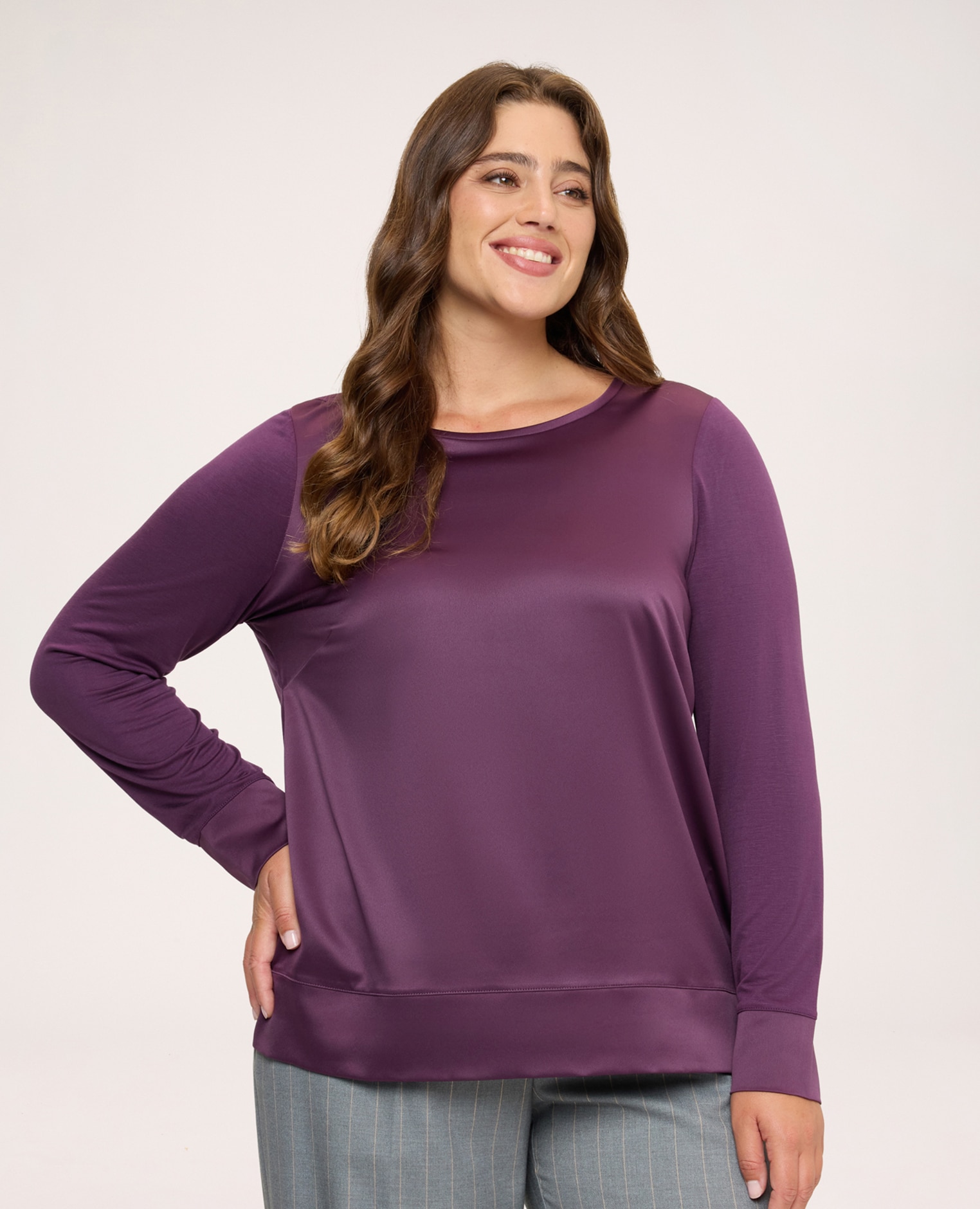 Imagen 1 de Camiseta de mujer bimaterial en raso y jersey construcción bimaterial para el máximo confort - Fiorella Rubino - Morado Morado