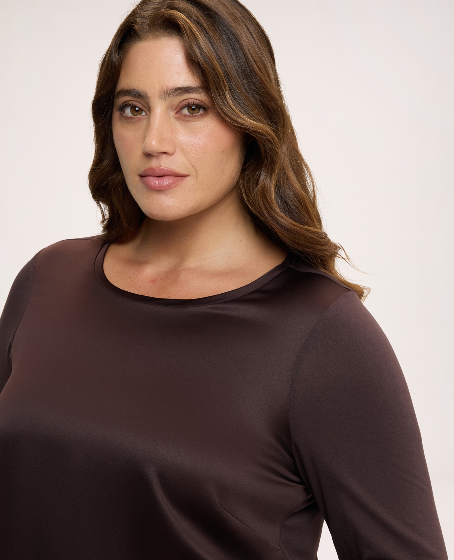 Imagen 4 de Camiseta de mujer bimaterial en raso y jersey construcción bimaterial para el máximo confort - Fiorella Rubino - Marrón Marrón