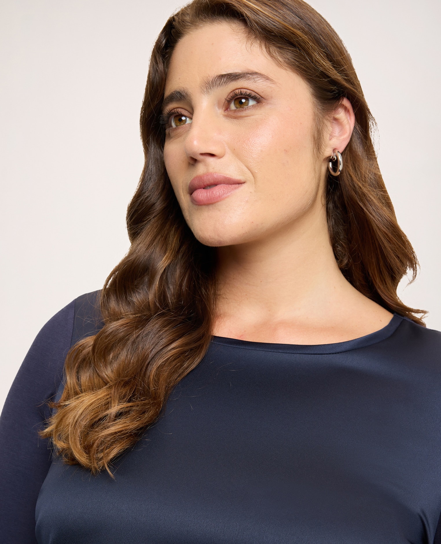 Imagen 4 de Camiseta de mujer bimaterial en raso y jersey construcción bimaterial para el máximo confort - Fiorella Rubino - Azul Azul