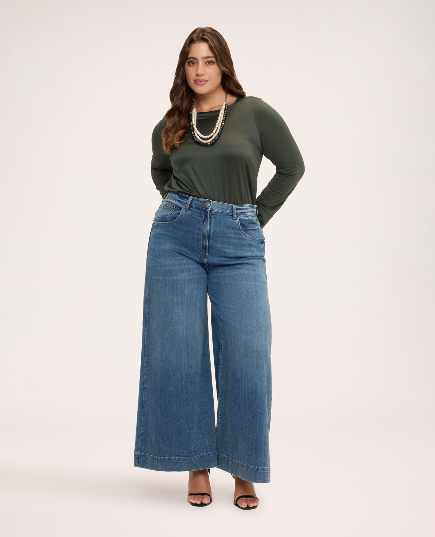 Imagen 3 de Camiseta de mujer bimaterial en raso y jersey construcción bimaterial para el máximo confort - Fiorella Rubino - Verde militar Verde militar