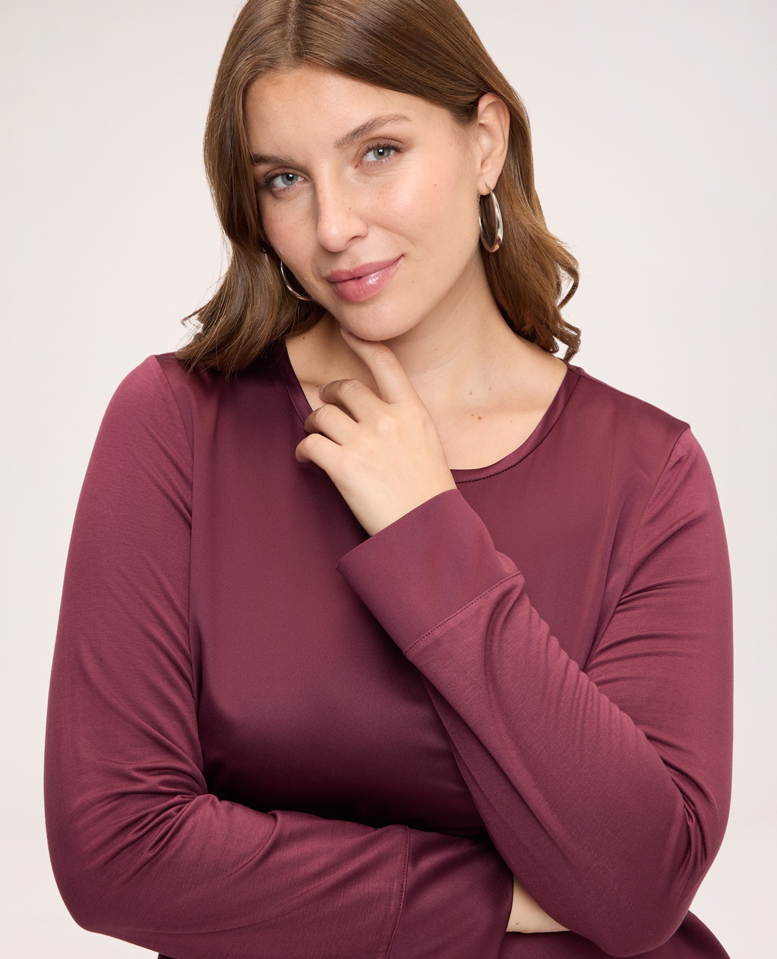 Imagen 4 de Camiseta de mujer bimaterial en raso y jersey construcción bimaterial para el máximo confort - Fiorella Rubino - Burdeos Burdeos