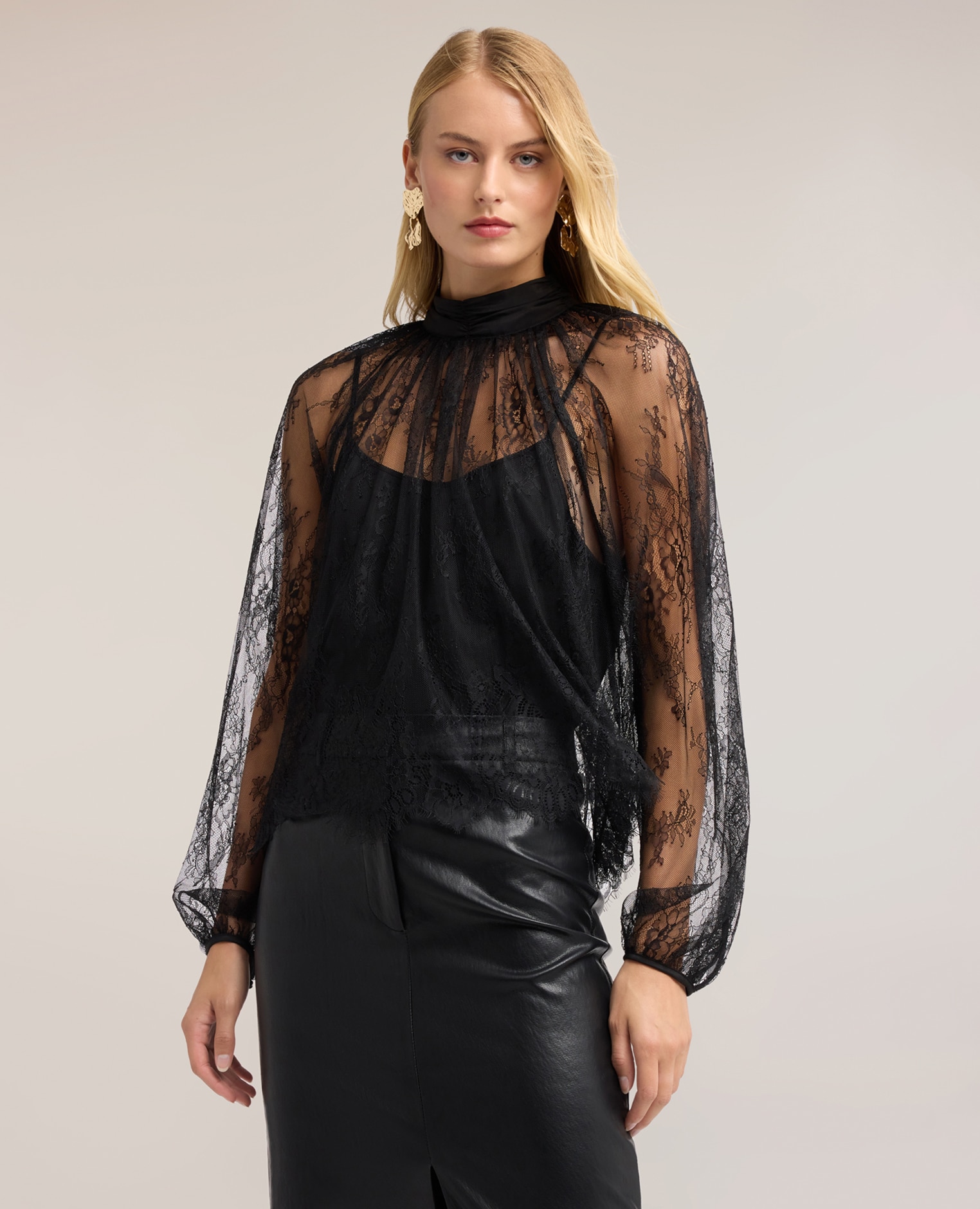 Blusa de mujer de encaje con cuello drapeado cuello mao con abertura de gota en la parte posterior - Motivi - Negro Negro-1