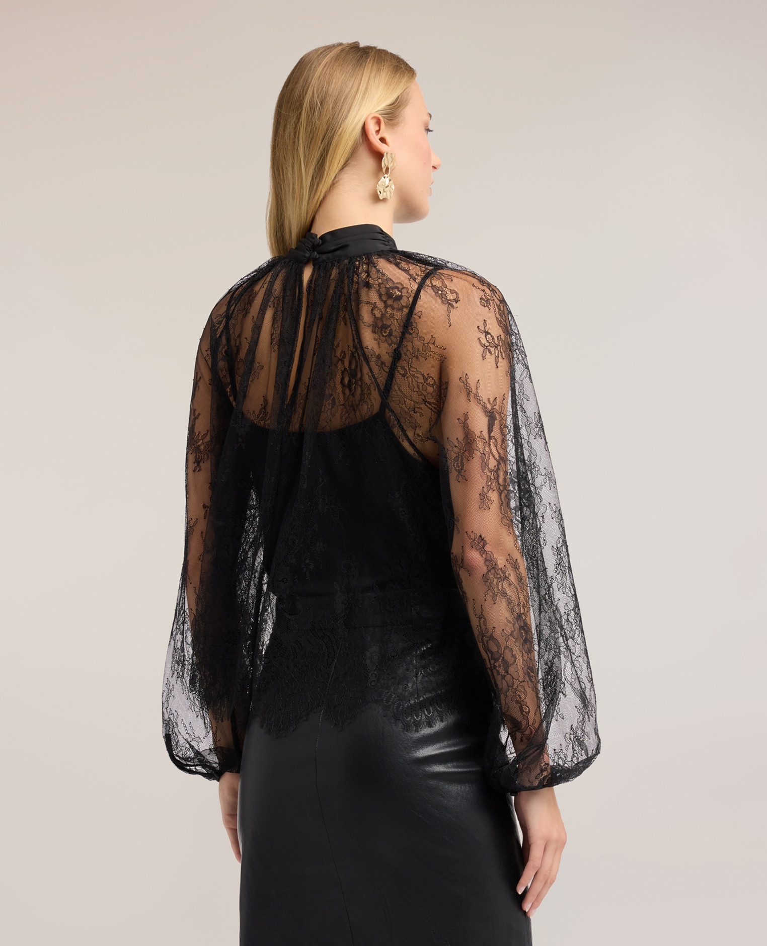 Blusa de mujer de encaje con cuello drapeado cuello mao con abertura de gota en la parte posterior - Motivi - Negro Negro-2