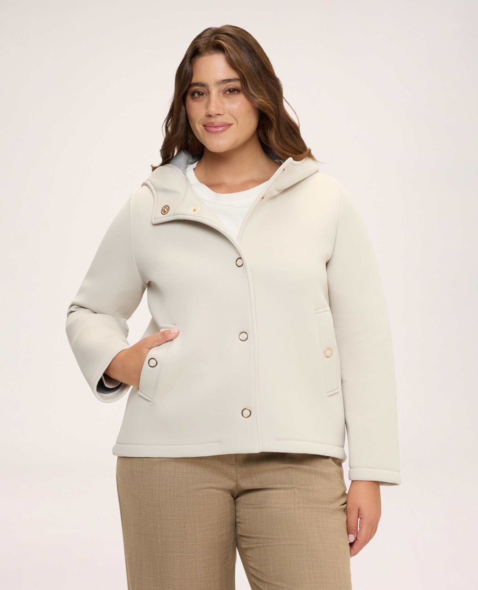 Chaqueta de mujer de neopreno con capucha cierre frontal con botones de presión a la vista en metal dorado y bolsillos de vivo laterales - Fiorella Rubino - Beige Beige-1