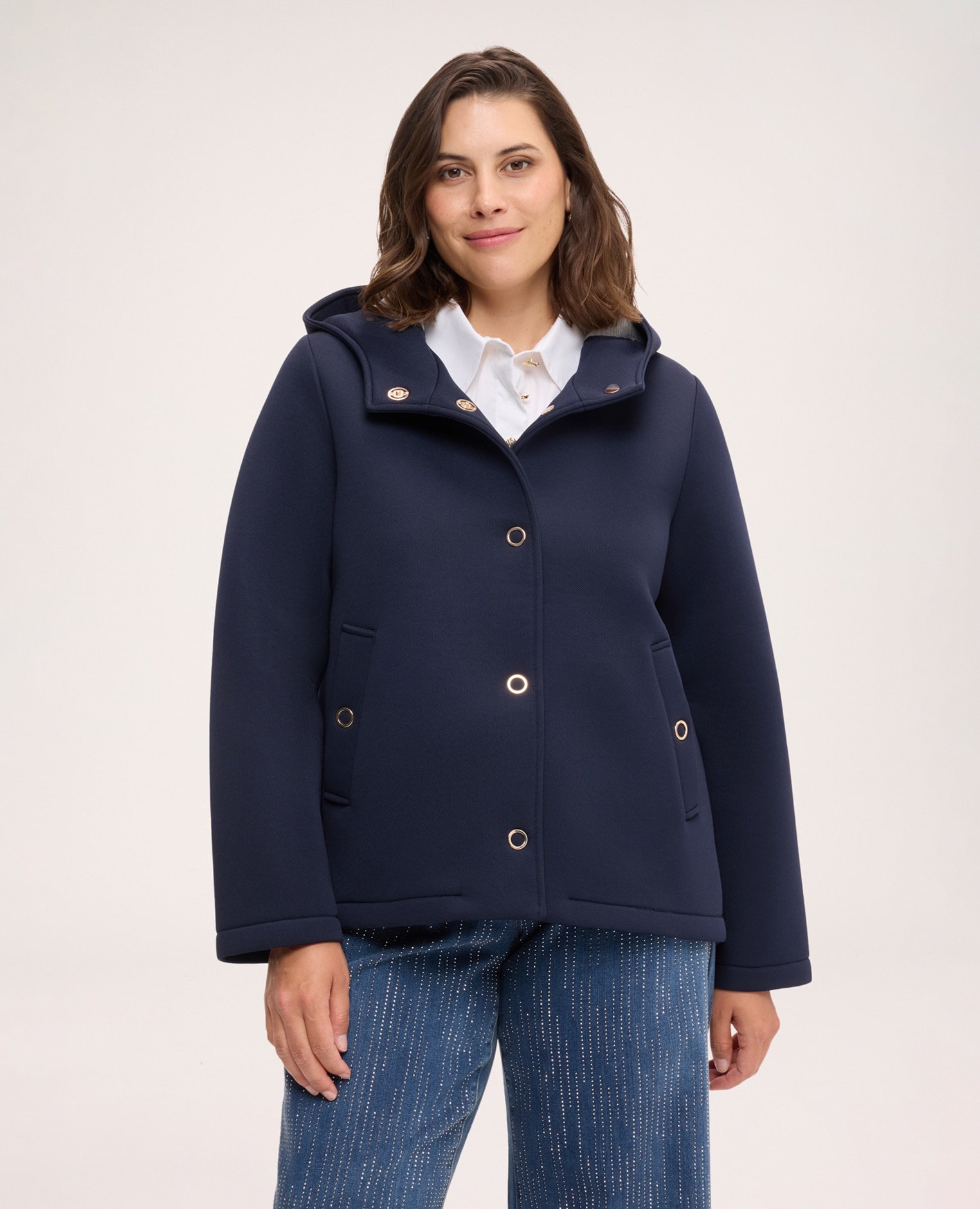 Chaqueta de mujer de neopreno con capucha cierre frontal con botones de presión a la vista en metal dorado y bolsillos de vivo laterales - Fiorella Rubino - Azul Azul-1