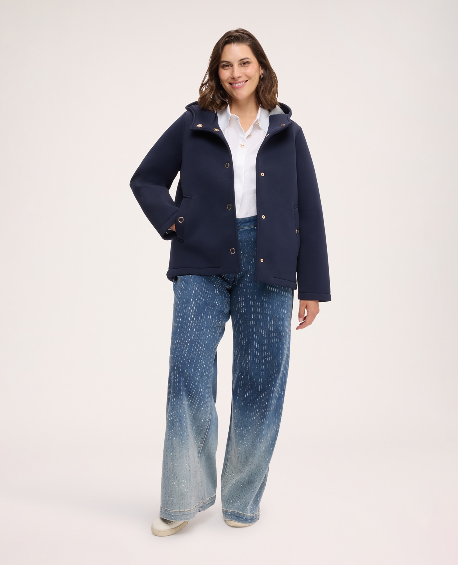 Chaqueta de mujer de neopreno con capucha cierre frontal con botones de presión a la vista en metal dorado y bolsillos de vivo laterales - Fiorella Rubino - Azul Azul-3
