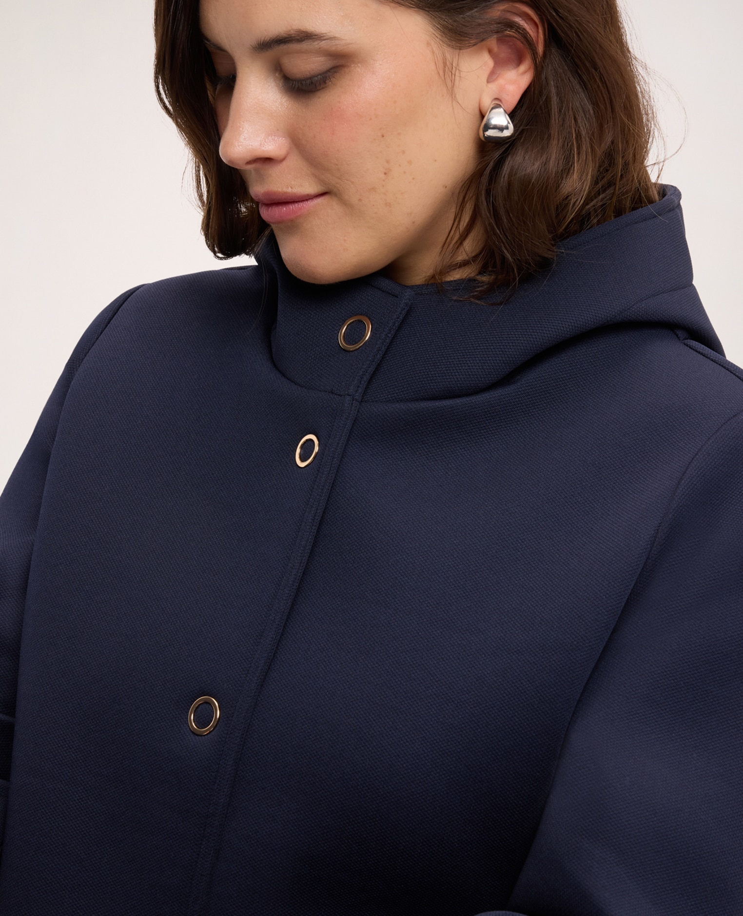 Chaqueta de mujer de neopreno con capucha cierre frontal con botones de presión a la vista en metal dorado y bolsillos de vivo laterales - Fiorella Rubino - Azul Azul-4
