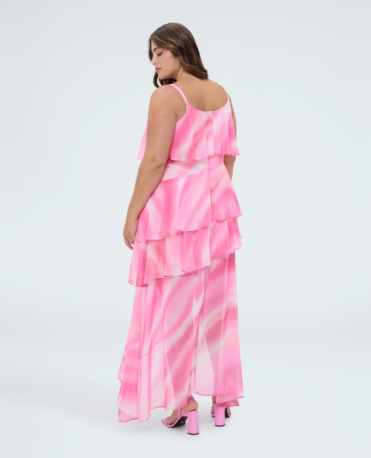 Vestido largo acampanado en georgette cascada de volantes superpuestos que descienden hasta el borde - Fiorella Rubino - Fucsia Fucsia-2