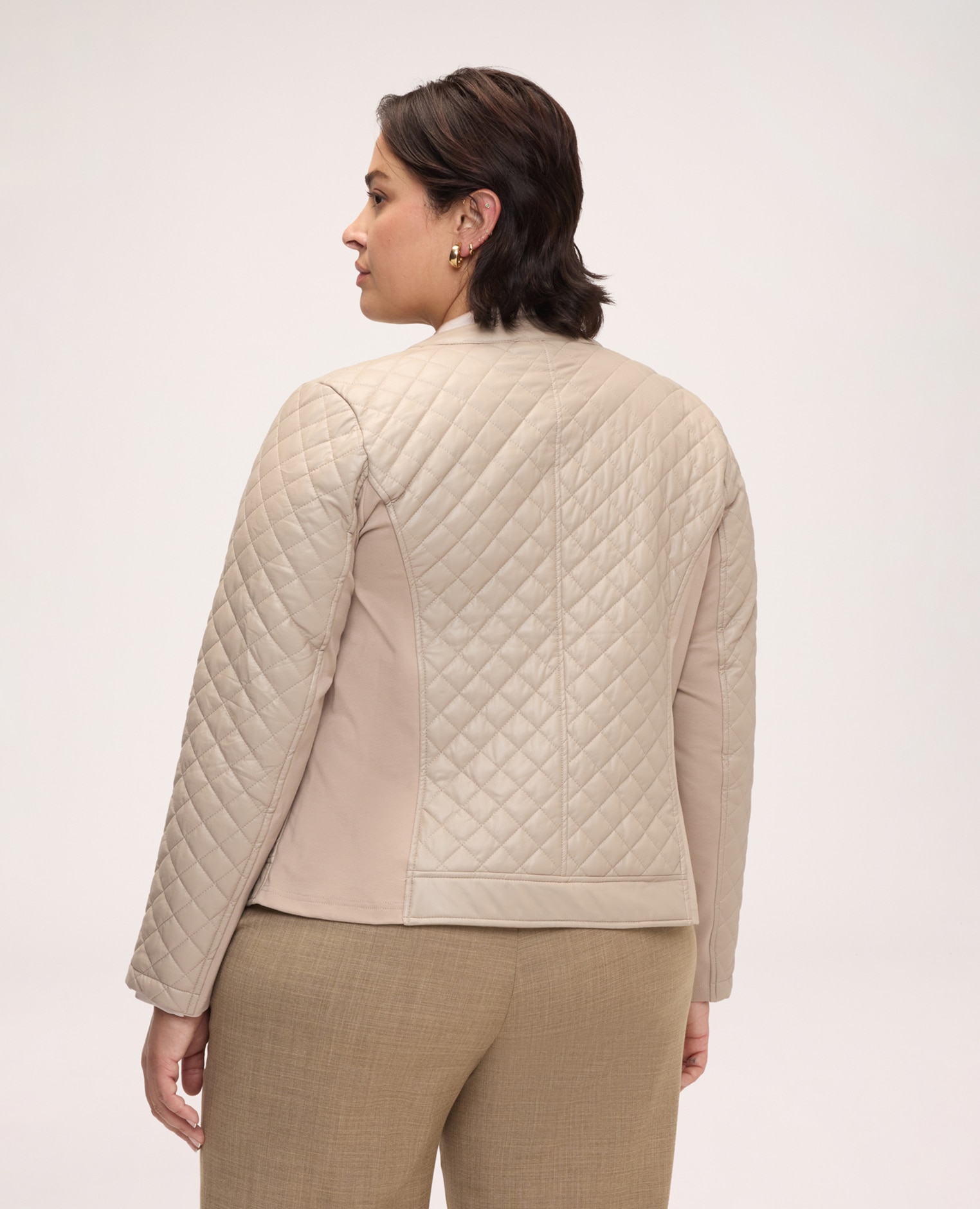 Chaqueta de mujer biker acolchada con rombos cuello redondo con botón de presión dorado y cadena decorativa cierre frontal con cremallera dorada - Fiorella Rubino - Beige Beige-2