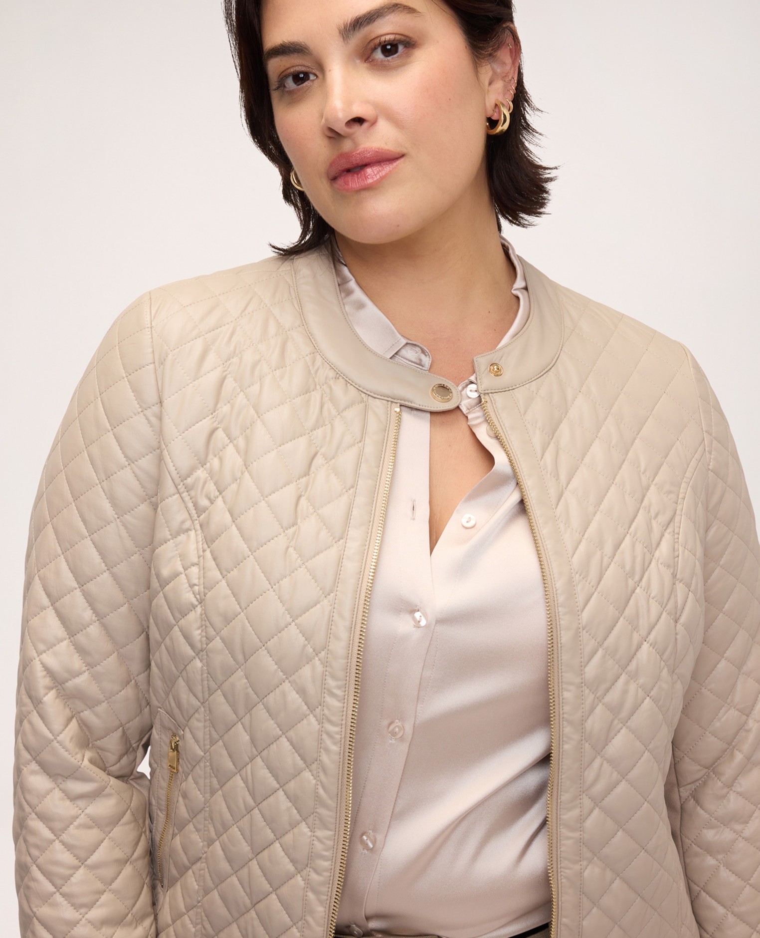Chaqueta de mujer biker acolchada con rombos cuello redondo con botón de presión dorado y cadena decorativa cierre frontal con cremallera dorada - Fiorella Rubino - Beige Beige-4