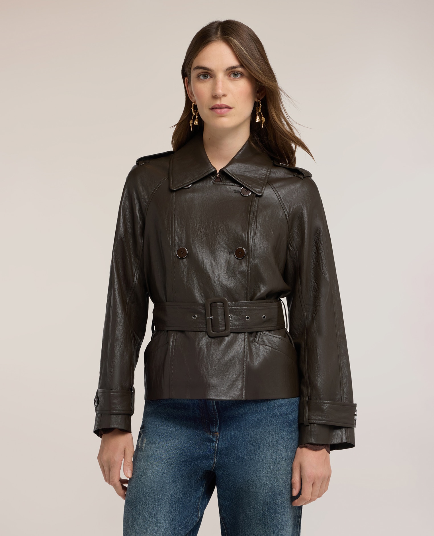 Trench de mujer de tejido engomado con doble botonadura corte corto cierre frontal cruzado con botones - Motivi - Marrón Marrón-1