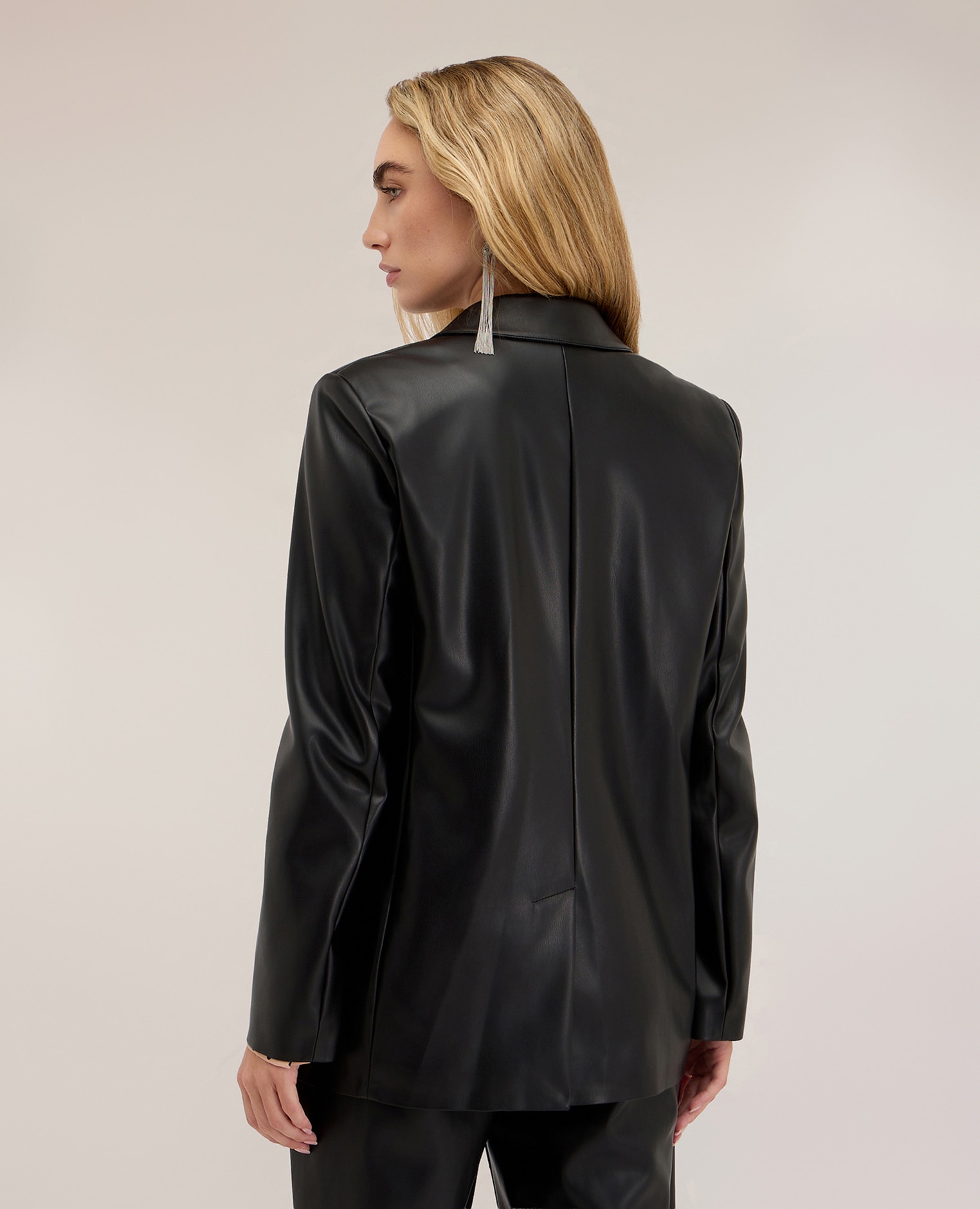 Imagen 2 de Blazer de mujer de un botón con solapa de pico corte regular cierre cruzado con un botón - Motivi - Negro Negro