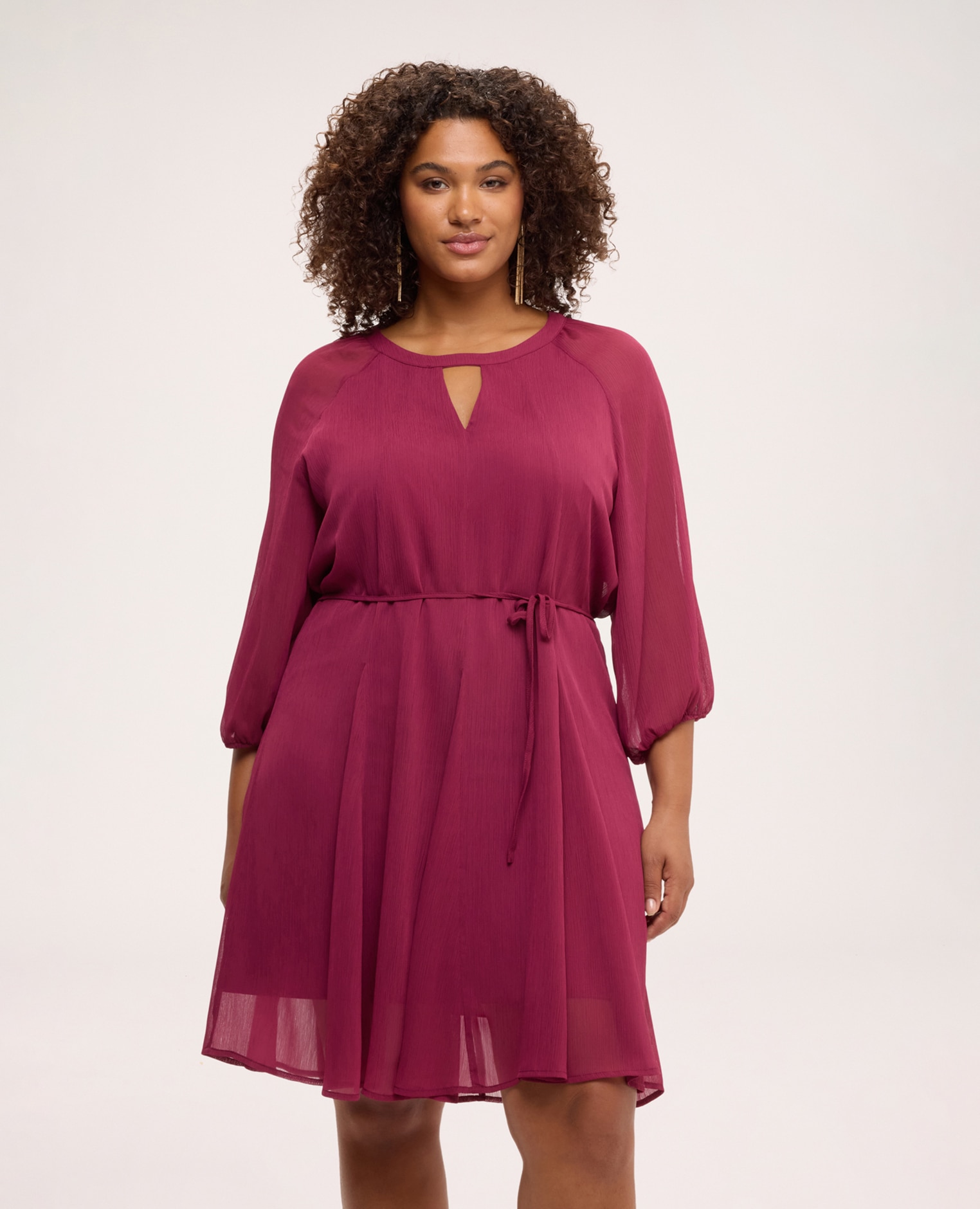 Vestido corto acampanado en georgette mangas de tres cuartos con forma abullonada y cintura definida por cordón anudable - Fiorella Rubino - Burdeos Burdeos-1