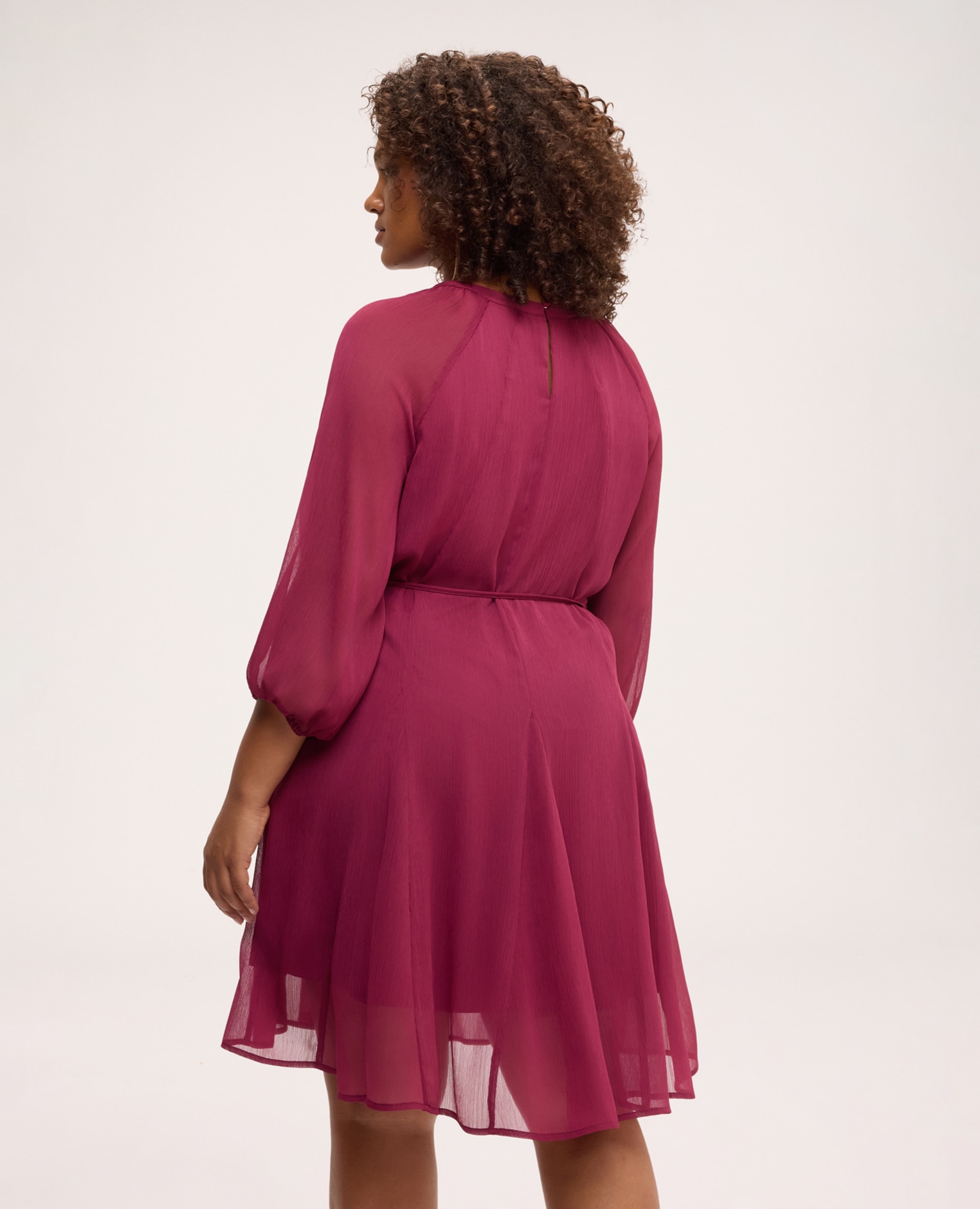 Vestido corto acampanado en georgette mangas de tres cuartos con forma abullonada y cintura definida por cordón anudable - Fiorella Rubino - Burdeos Burdeos-2