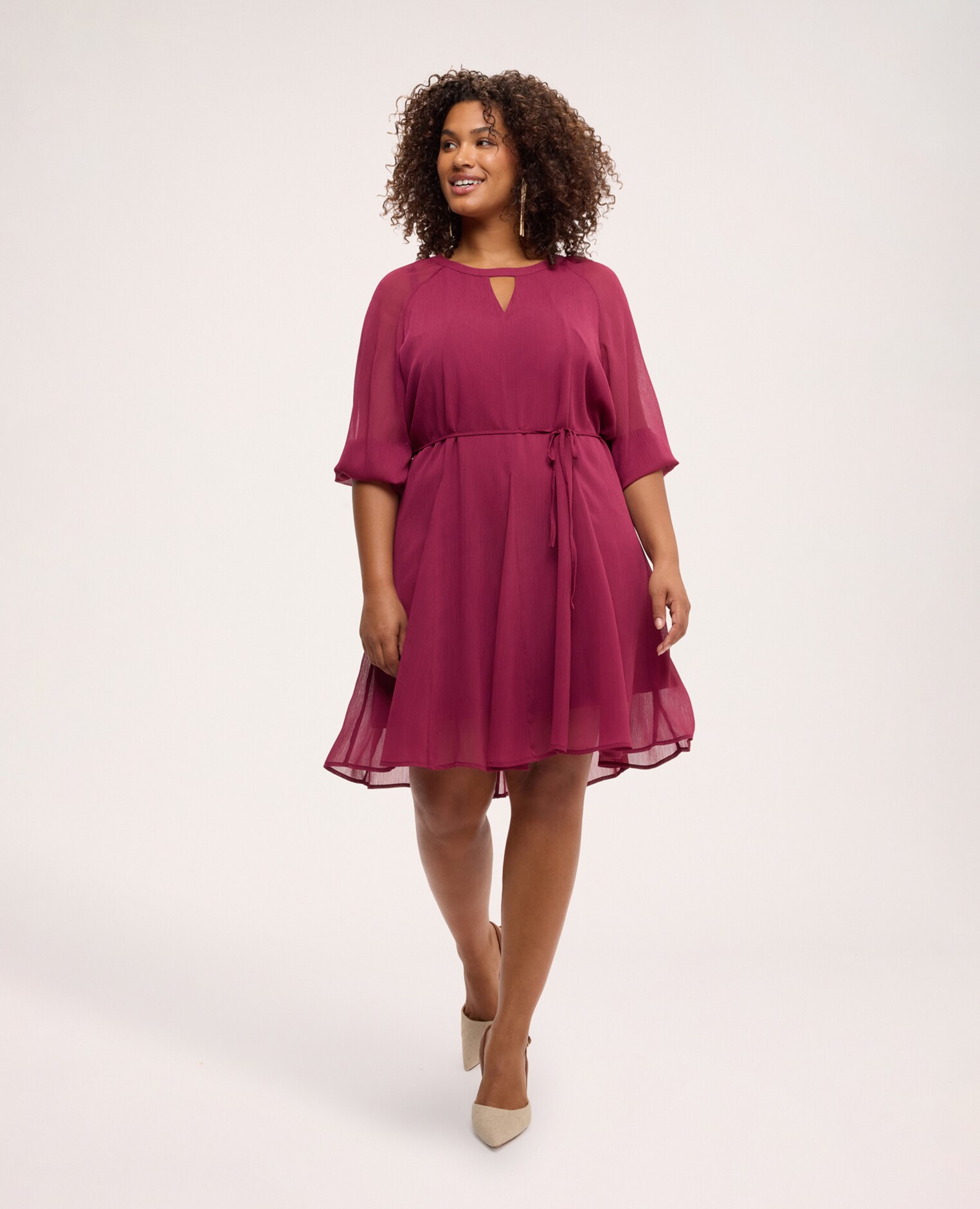 Vestido corto acampanado en georgette mangas de tres cuartos con forma abullonada y cintura definida por cordón anudable - Fiorella Rubino - Burdeos Burdeos-3