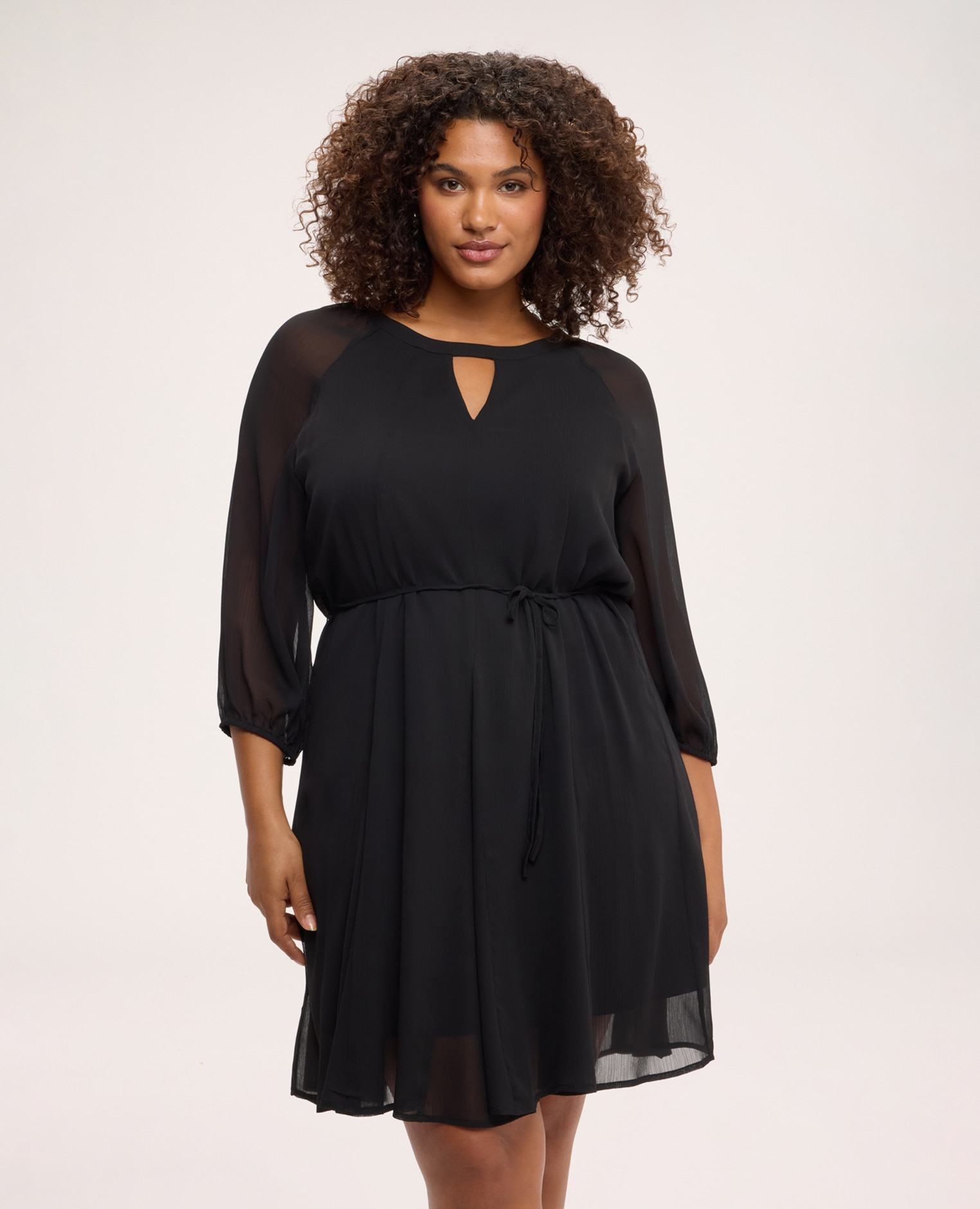 Imagen 0 de Vestido corto acampanado en georgette mangas de tres cuartos con forma abullonada y cintura definida por cordón anudable Negro