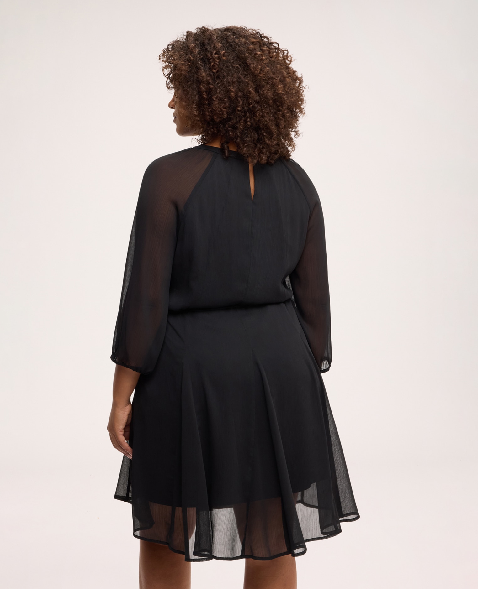 Vestido corto acampanado en georgette mangas de tres cuartos con forma abullonada y cintura definida por cordón anudable - Fiorella Rubino - Negro Negro-2