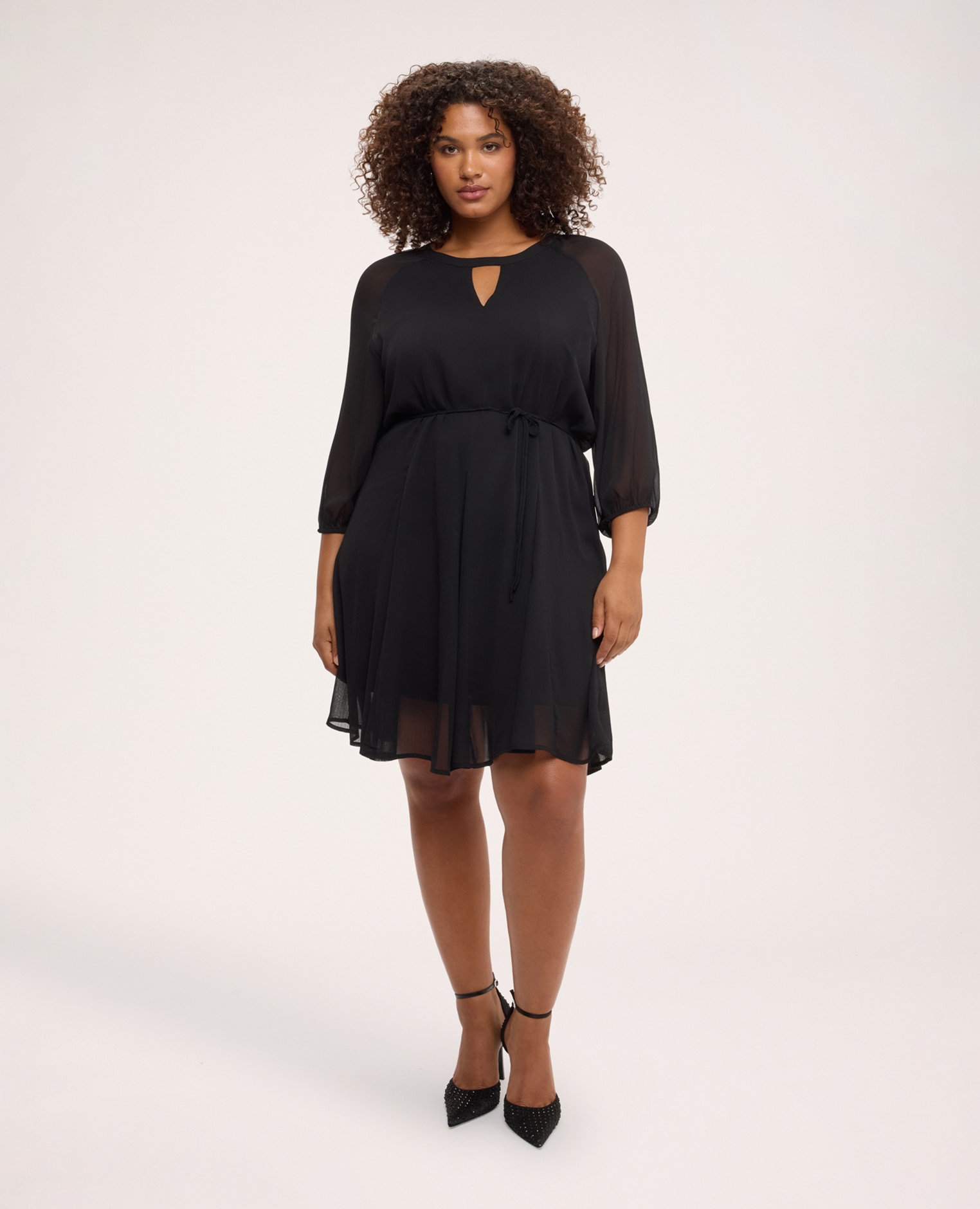 Vestido corto acampanado en georgette mangas de tres cuartos con forma abullonada y cintura definida por cordón anudable - Fiorella Rubino - Negro Negro-3