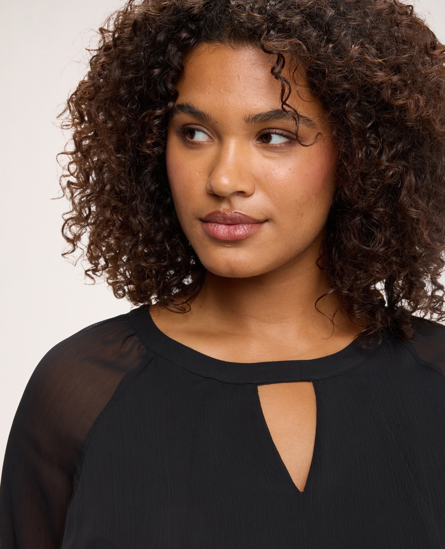 Vestido corto acampanado en georgette mangas de tres cuartos con forma abullonada y cintura definida por cordón anudable - Fiorella Rubino - Negro Negro-4