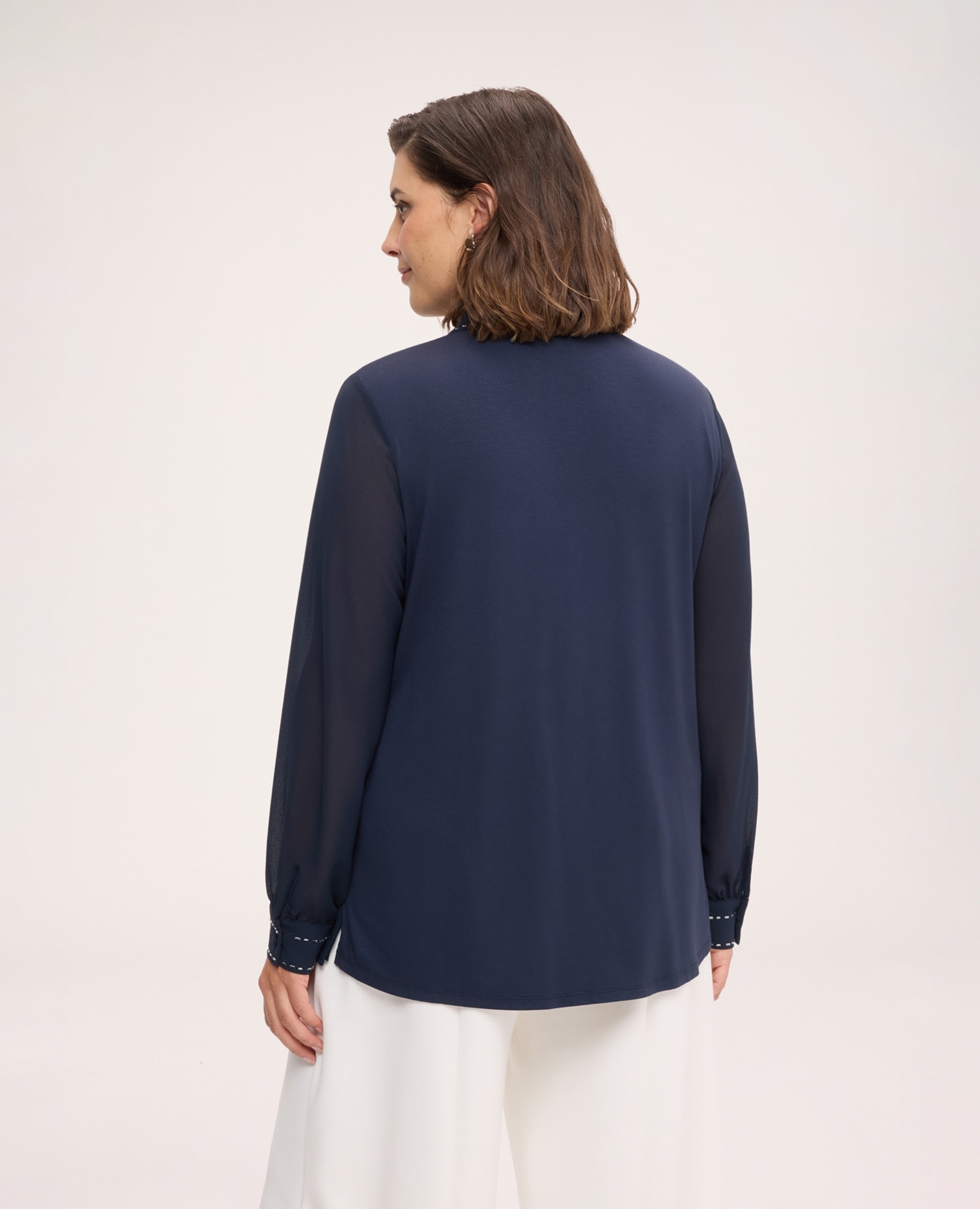Camisa de mujer bimaterial con bordados detalles bordados en el cuello y en los puños - Fiorella Rubino - Azul Azul-2