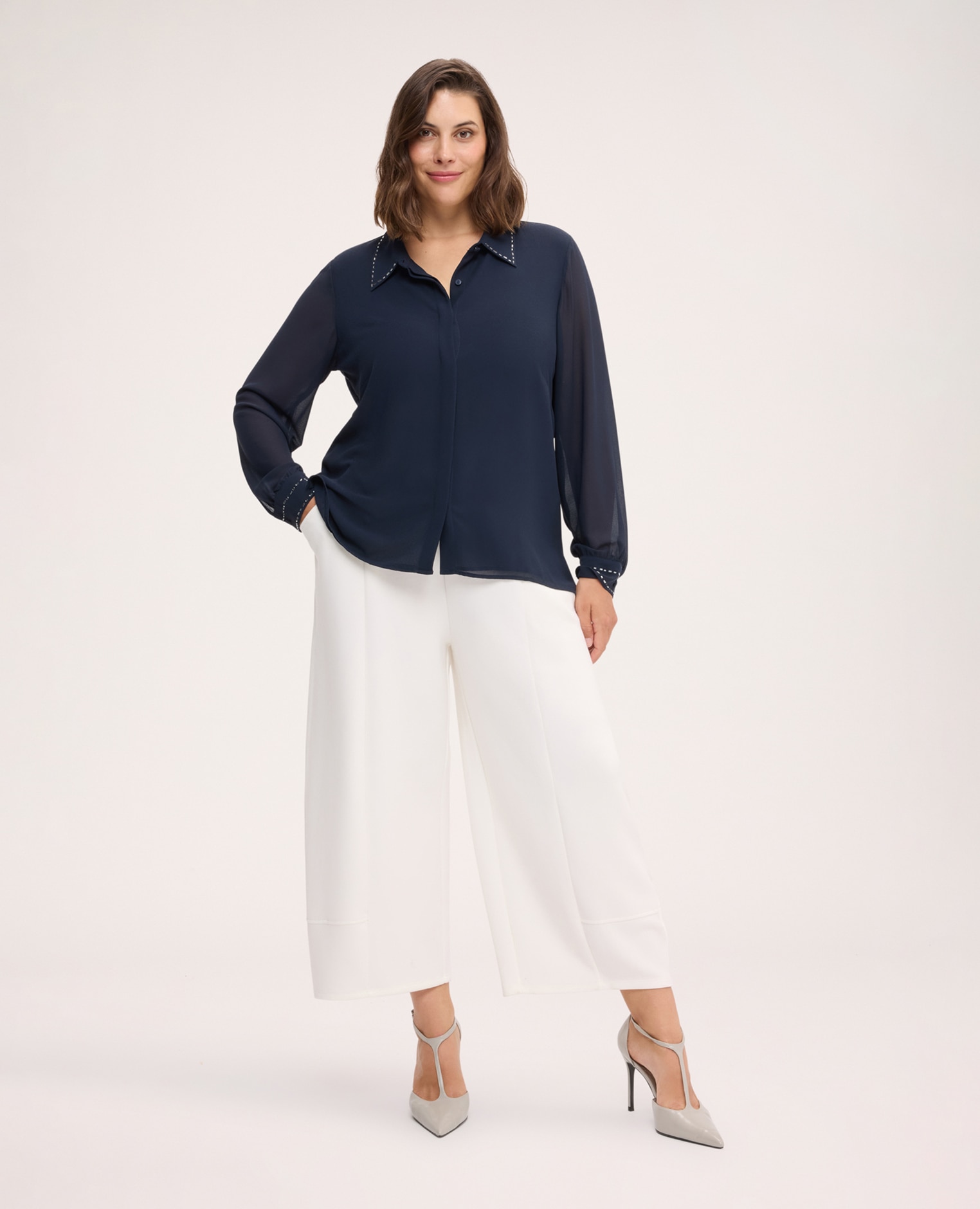 Camisa de mujer bimaterial con bordados detalles bordados en el cuello y en los puños - Fiorella Rubino - Azul Azul-3