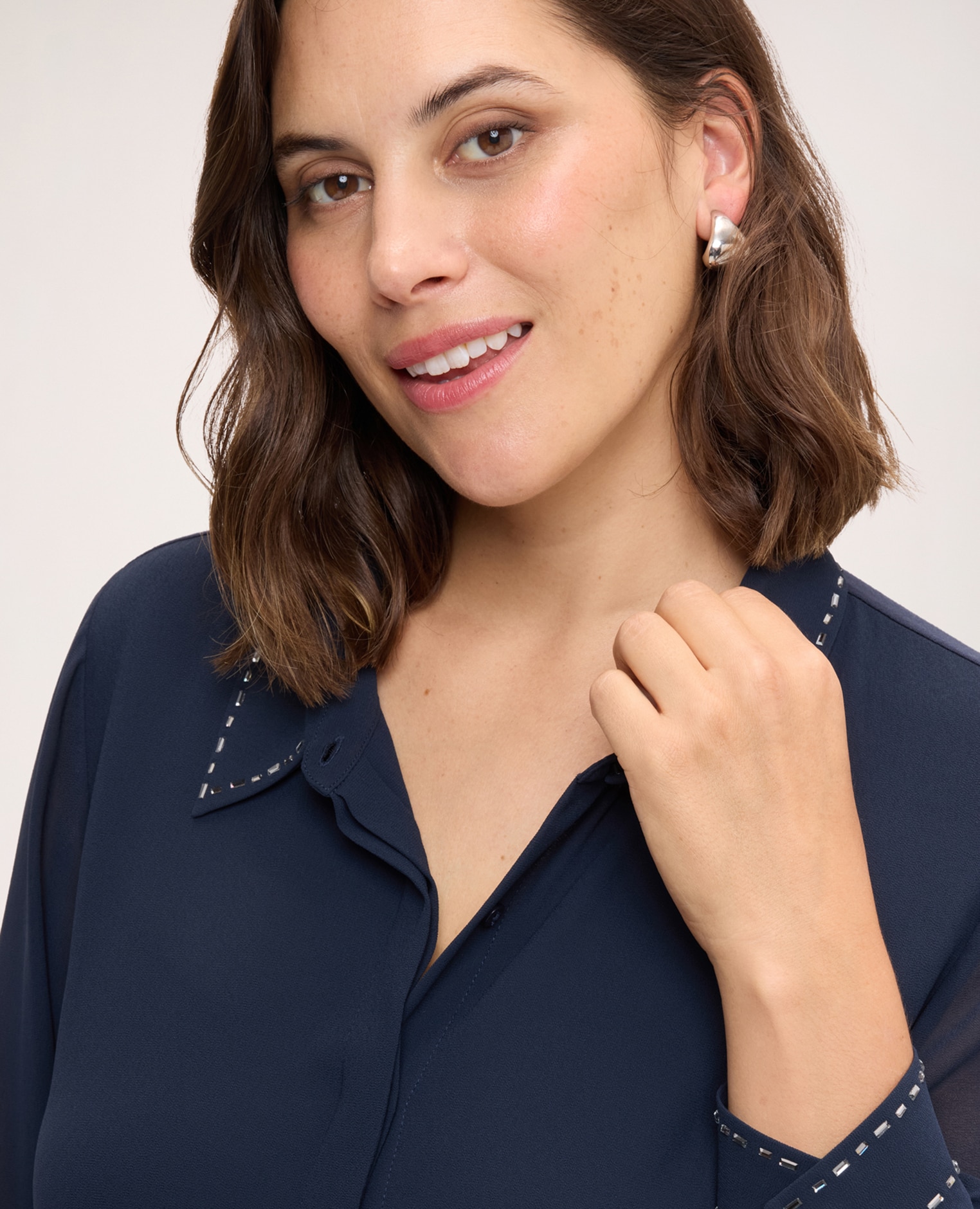 Camisa de mujer bimaterial con bordados detalles bordados en el cuello y en los puños - Fiorella Rubino - Azul Azul-4