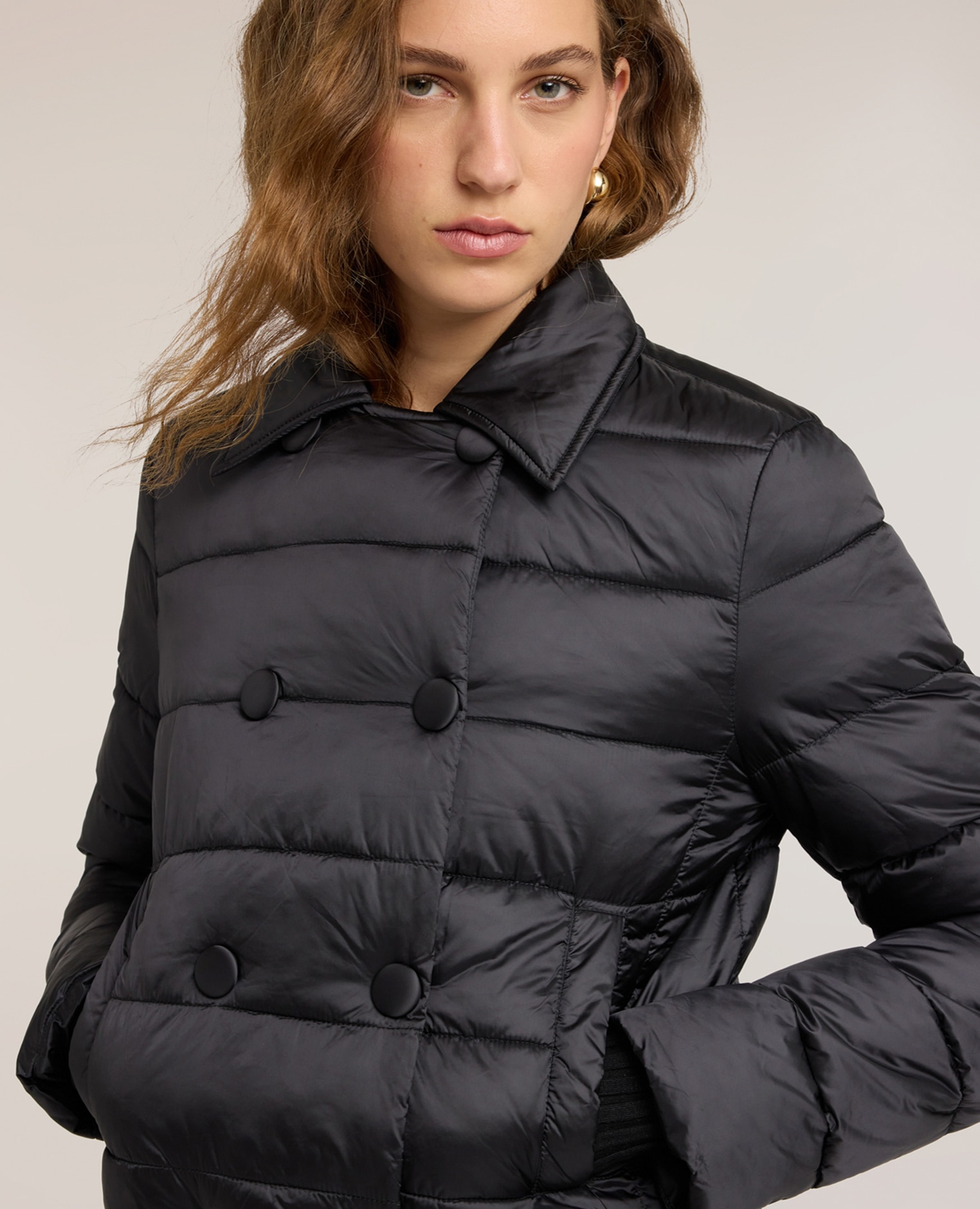 Plumífero de mujer lightweight crop doble botonadura modelo corto ajuste regular - Motivi - Negro Negro-4