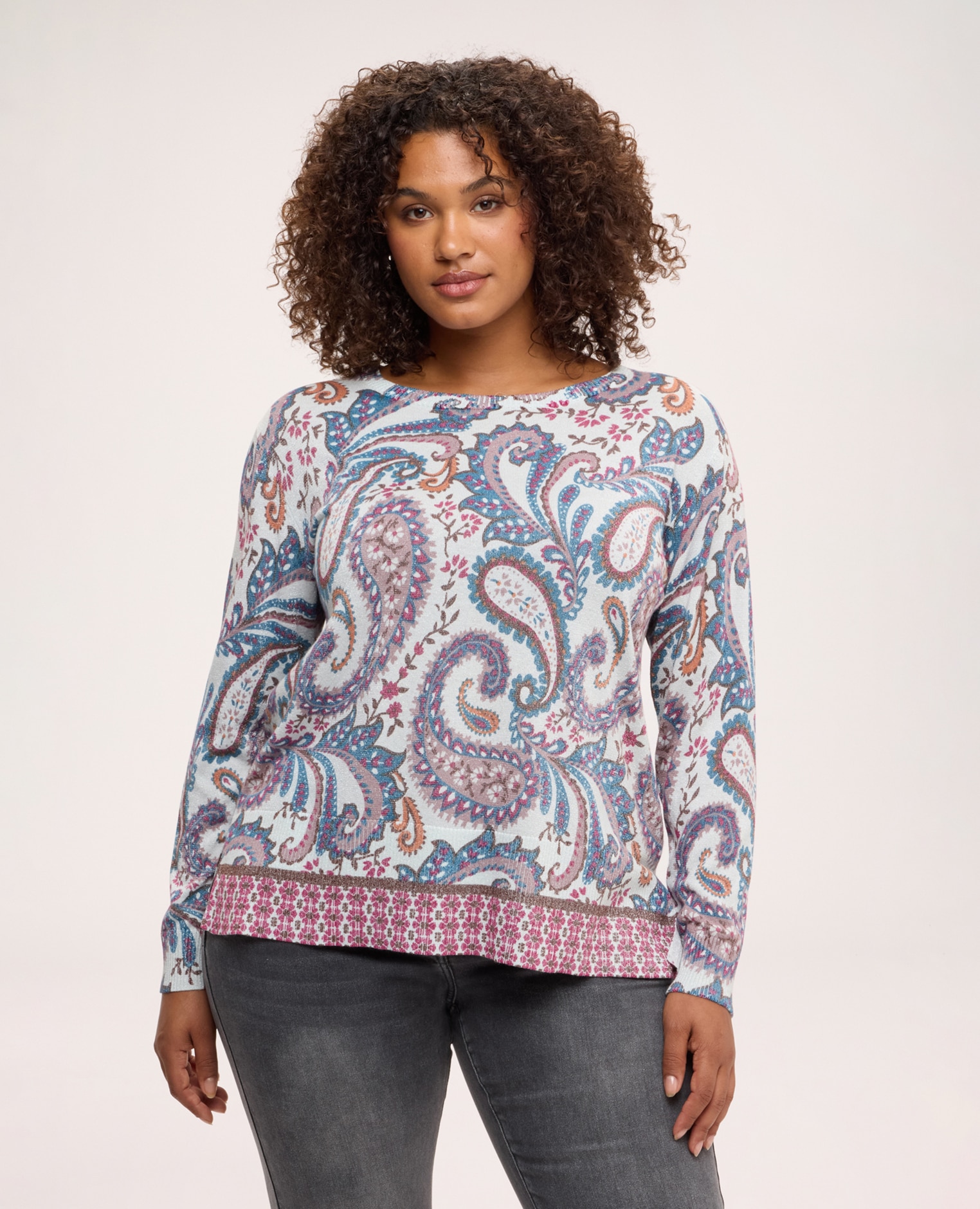 Jersey de mujer fino estampado paisley bajo con ribete de motivo geométrico en contraste - Fiorella Rubino - Azul claro Azul claro-1