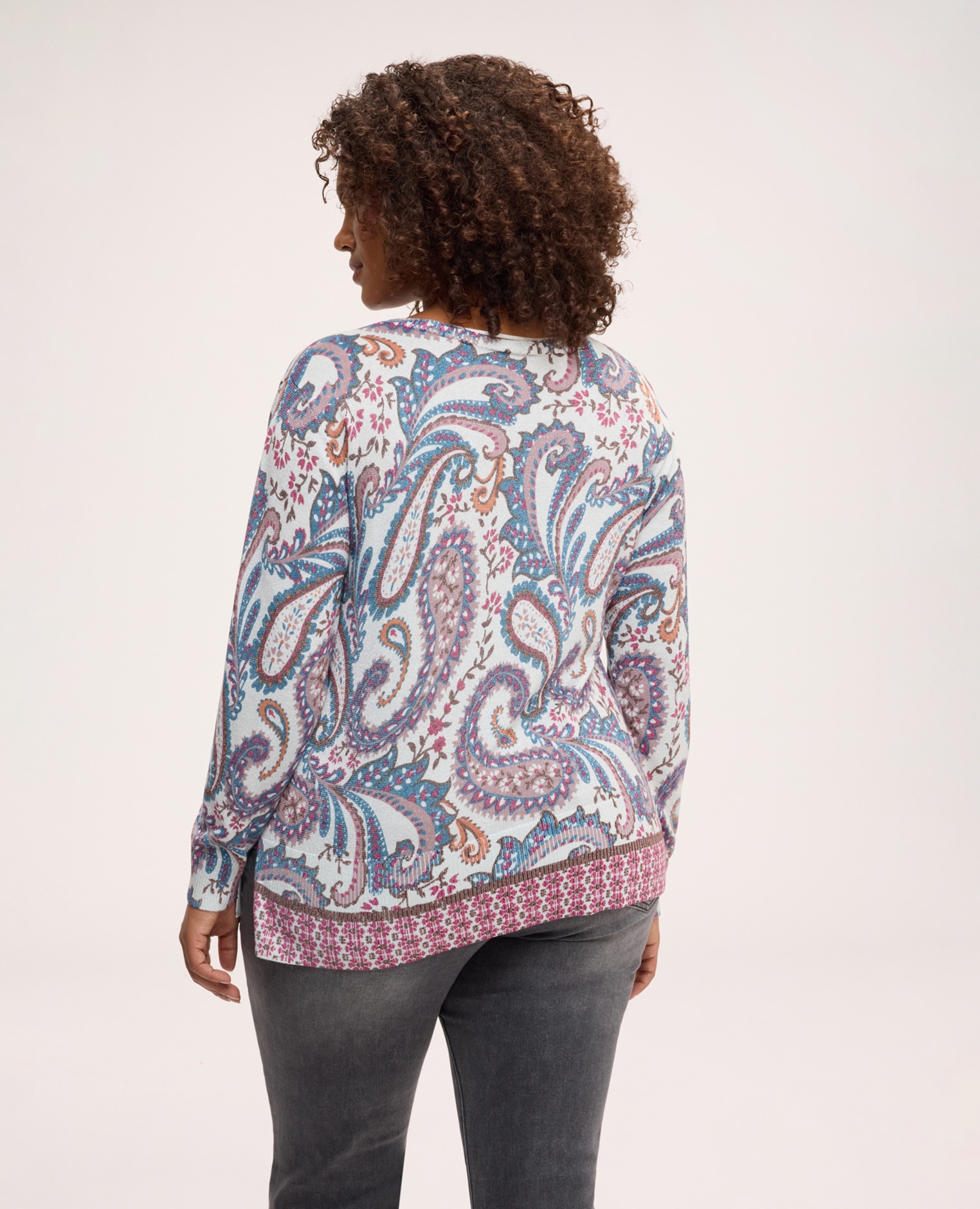 Jersey de mujer fino estampado paisley bajo con ribete de motivo geométrico en contraste - Fiorella Rubino - Azul claro Azul claro-2