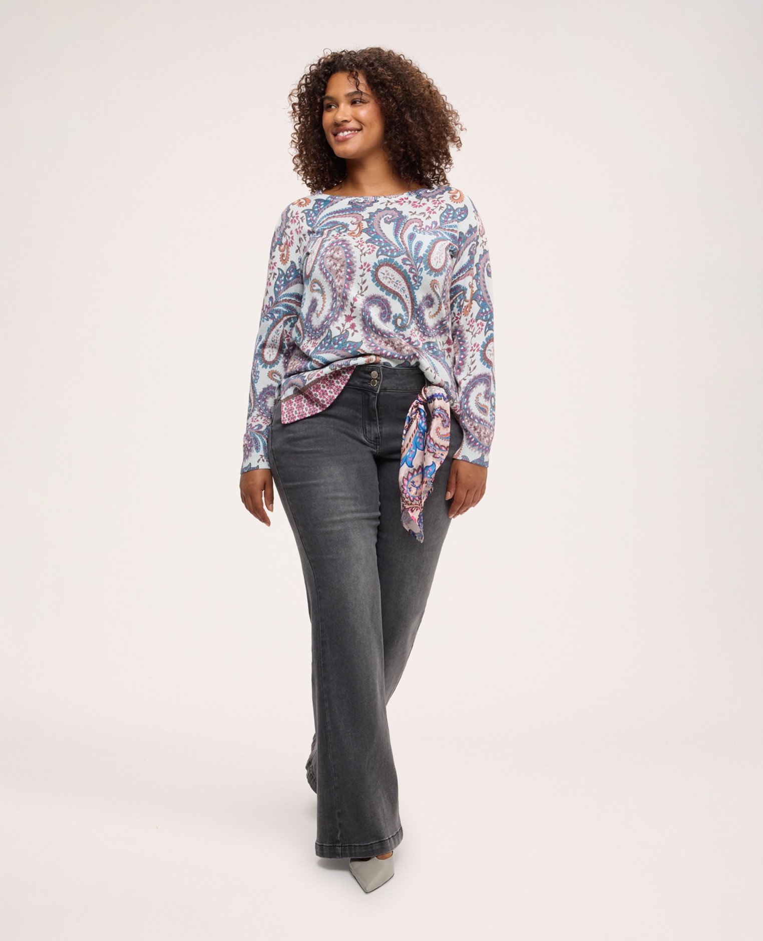 Jersey de mujer fino estampado paisley bajo con ribete de motivo geométrico en contraste - Fiorella Rubino - Azul claro Azul claro-3