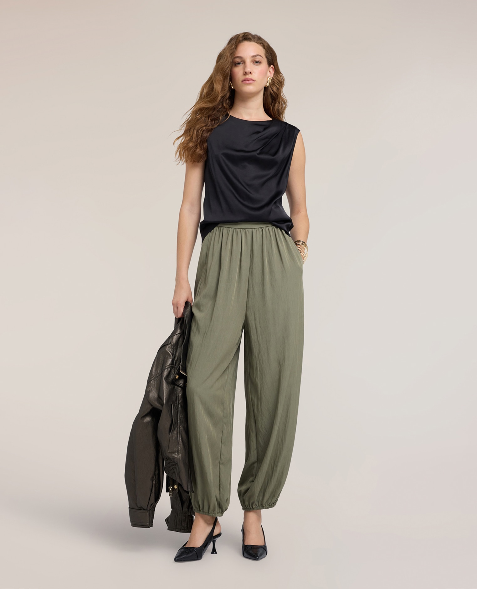 Imagen 0 de Pantalones de mujer con drapeado en sarga cierre con cremallera lateral Verde militar