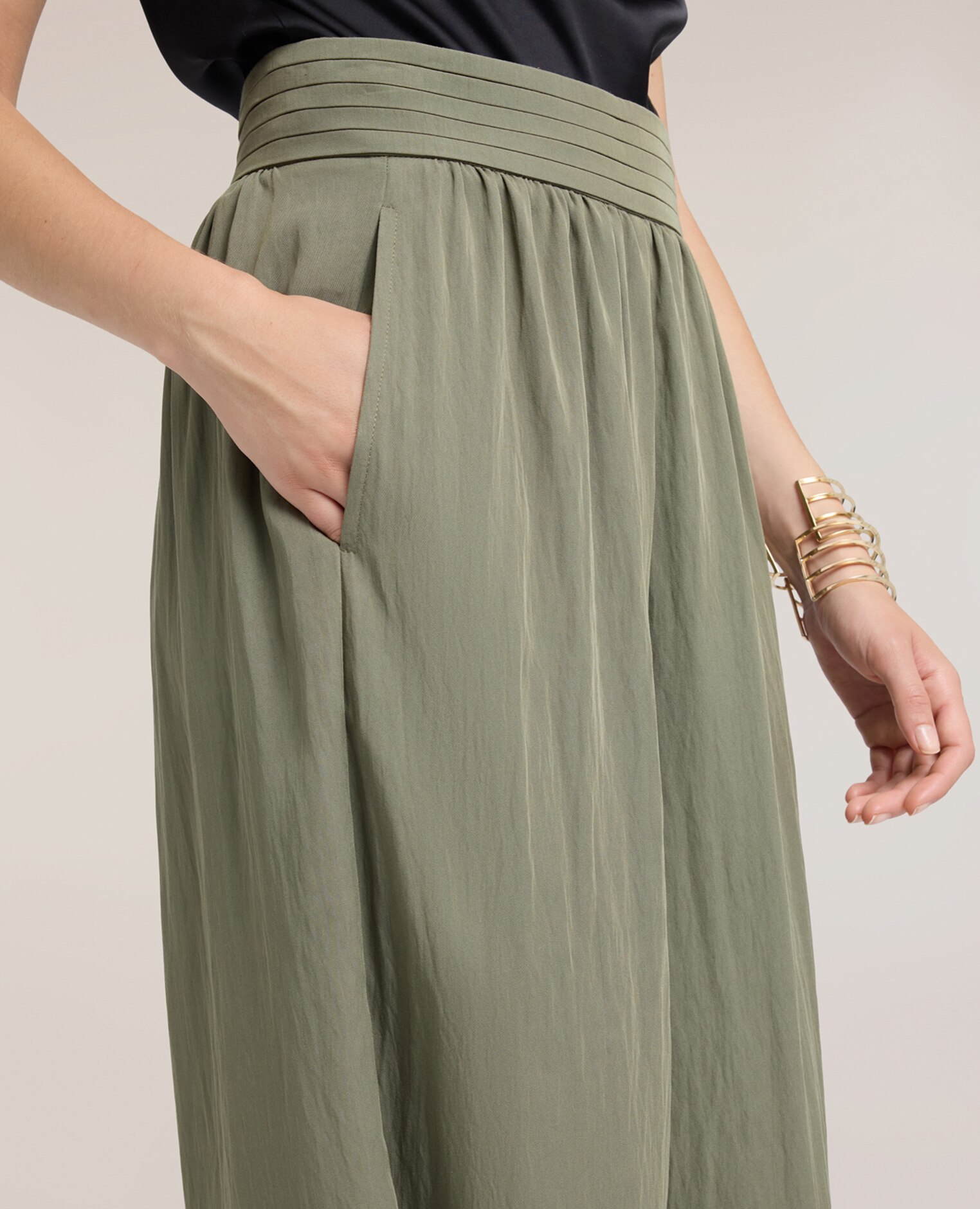 Pantalones de mujer con drapeado en sarga cierre con cremallera lateral - Motivi - Verde militar Verde militar-4