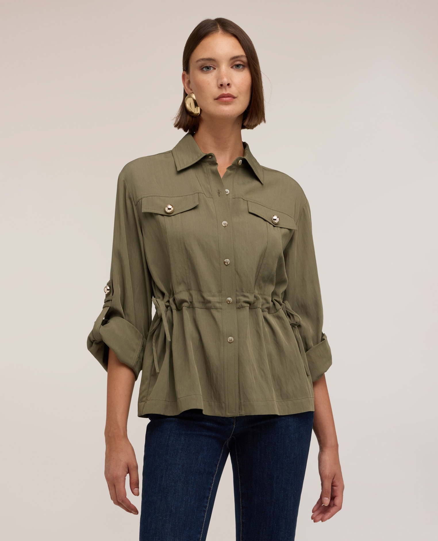Camisa de mujer con cordón ajustable en sarga de viscosa ajuste oversize cierre frontal con botones y cuello de vela - Motivi - Verde militar Verde militar-1