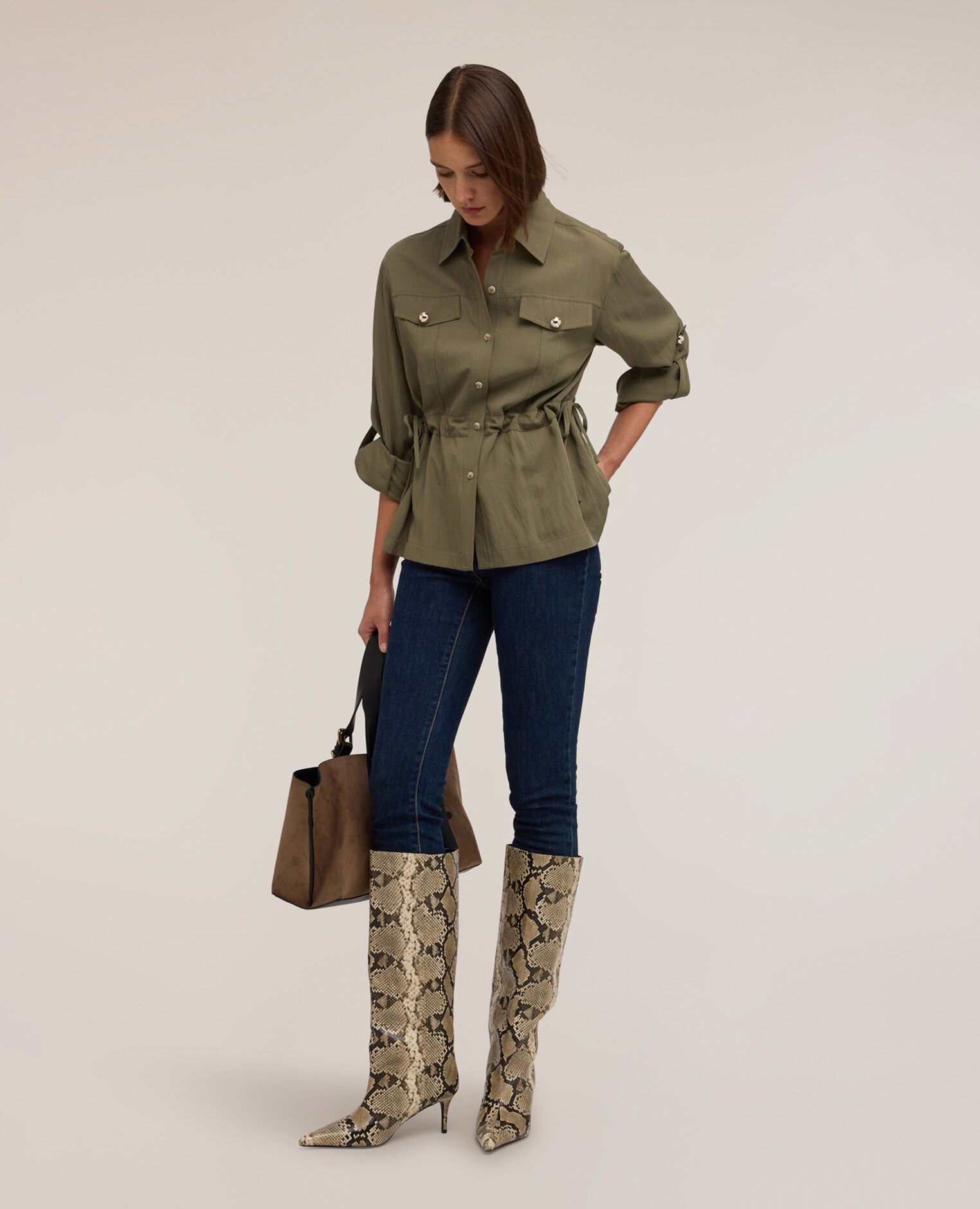Camisa de mujer con cordón ajustable en sarga de viscosa ajuste oversize cierre frontal con botones y cuello de vela - Motivi - Verde militar Verde militar-3