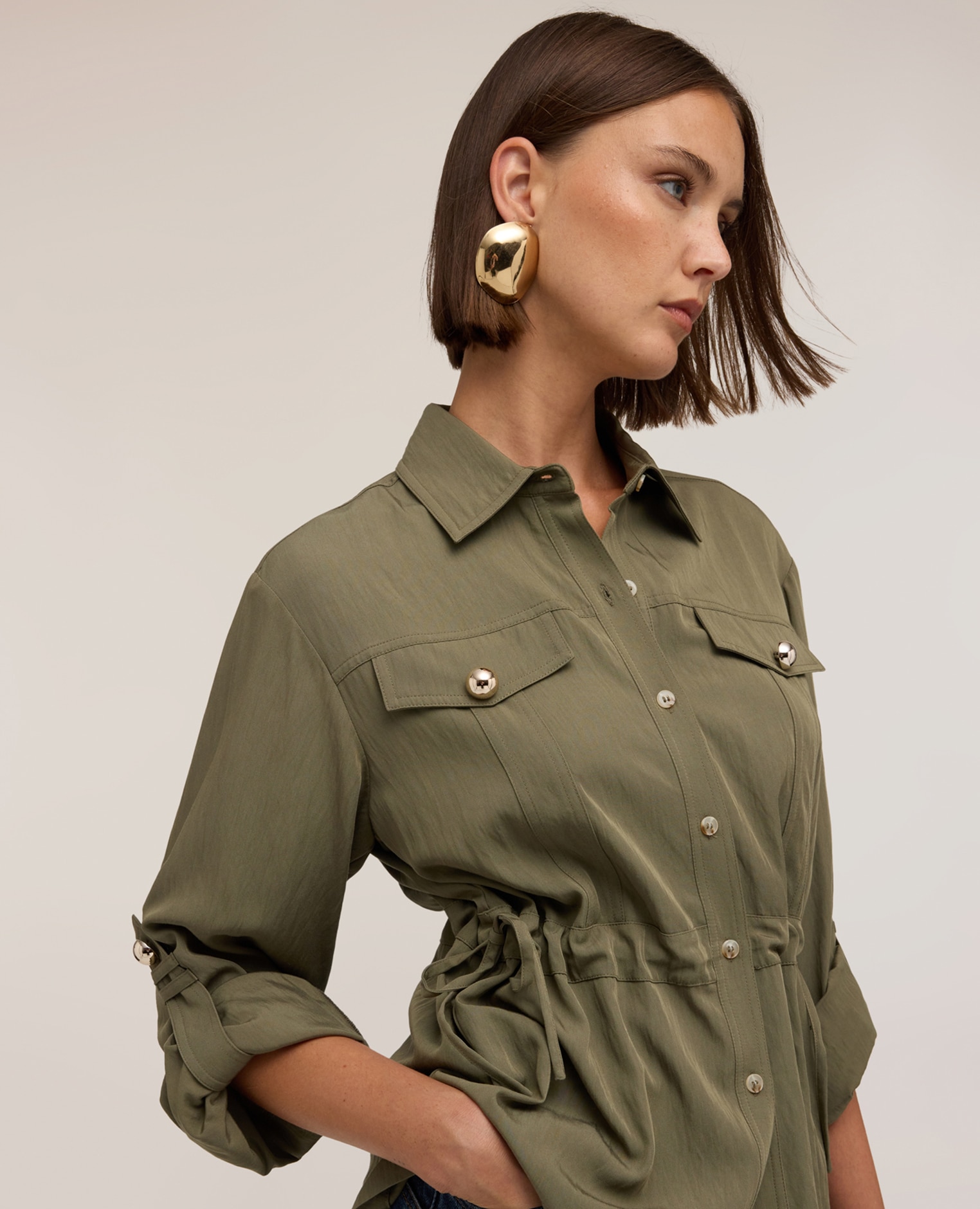 Camisa de mujer con cordón ajustable en sarga de viscosa ajuste oversize cierre frontal con botones y cuello de vela - Motivi - Verde militar Verde militar-4