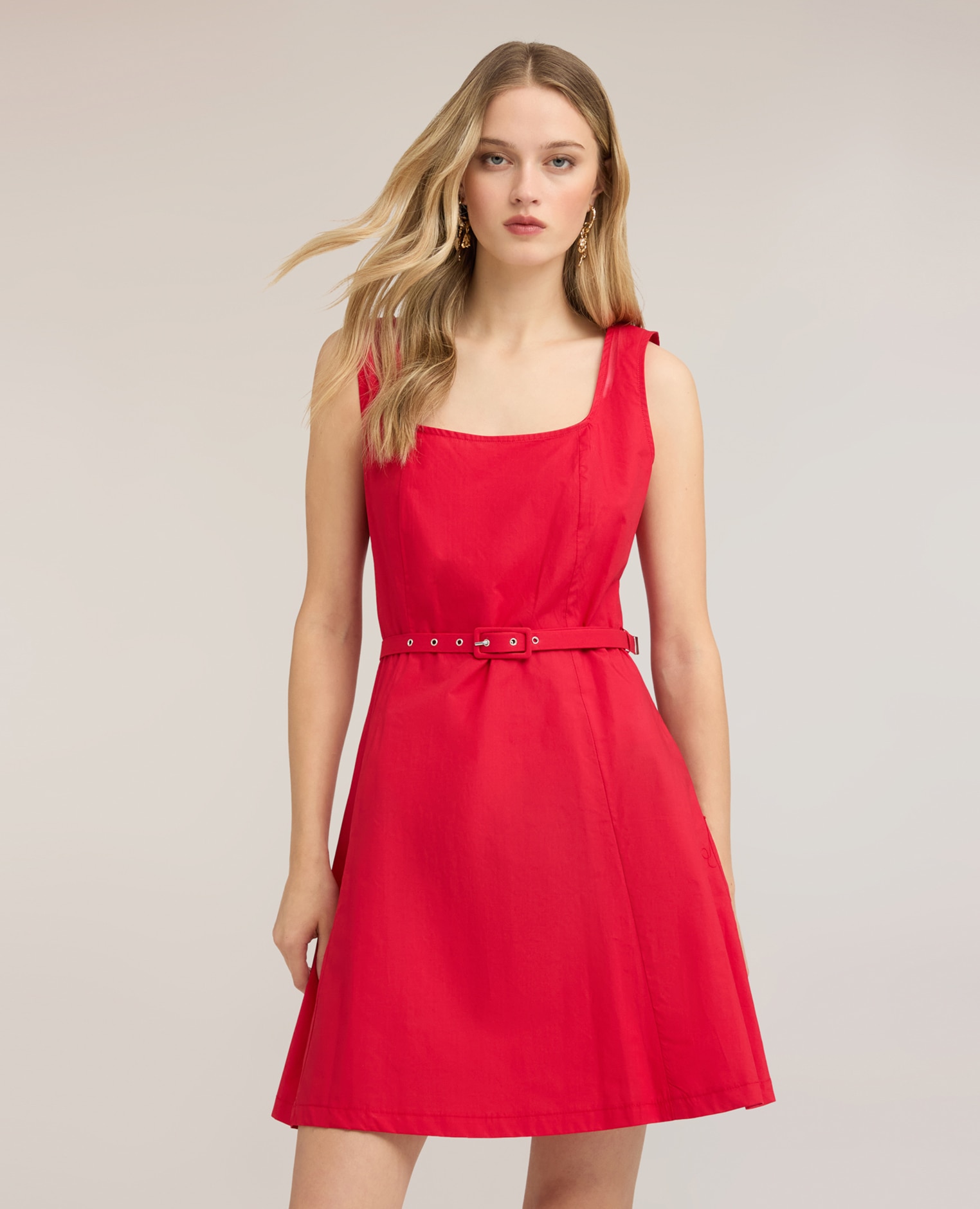 Vestido corto de algodón con cinturón escote cuadrado con tirantes anchos abertura lateral con cremallera - Motivi - Rojo Rojo-3