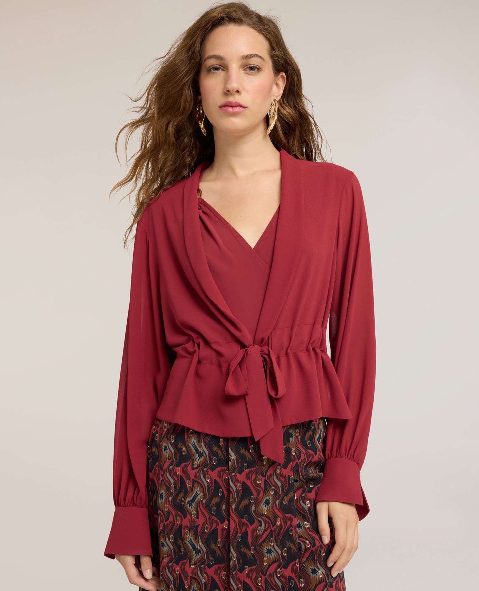 Blusa de mujer de georgette con escote chal ajuste regular cierre con cordones frontales - Motivi - Burdeos Burdeos-1