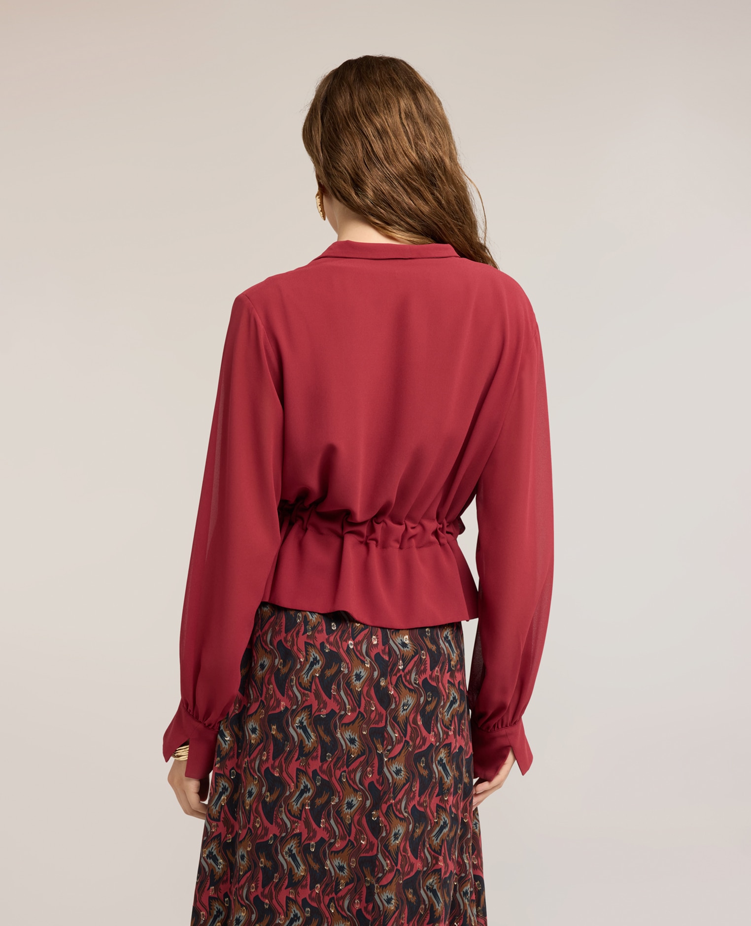 Blusa de mujer de georgette con escote chal ajuste regular cierre con cordones frontales - Motivi - Burdeos Burdeos-2