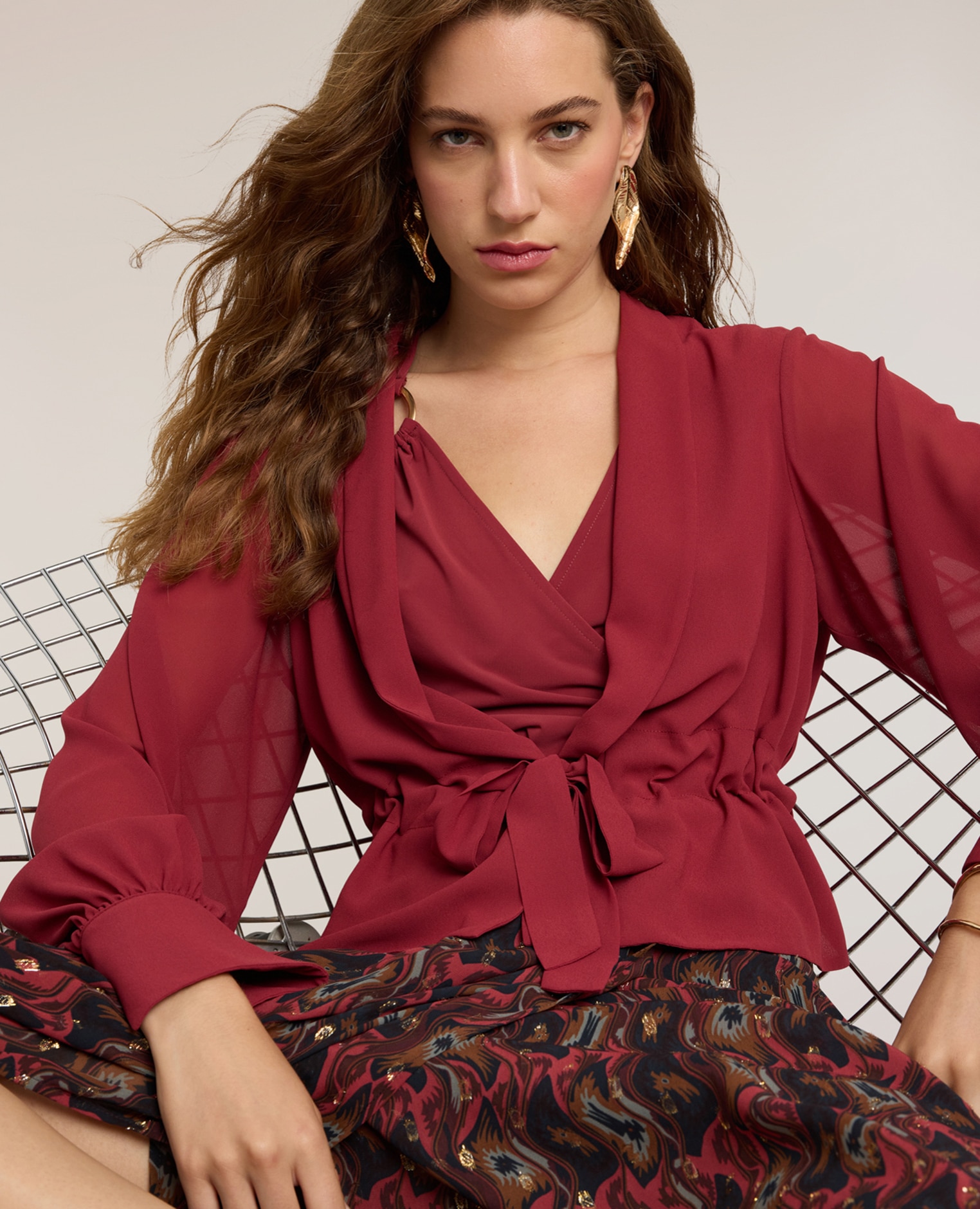 Blusa de mujer de georgette con escote chal ajuste regular cierre con cordones frontales - Motivi - Burdeos Burdeos-4