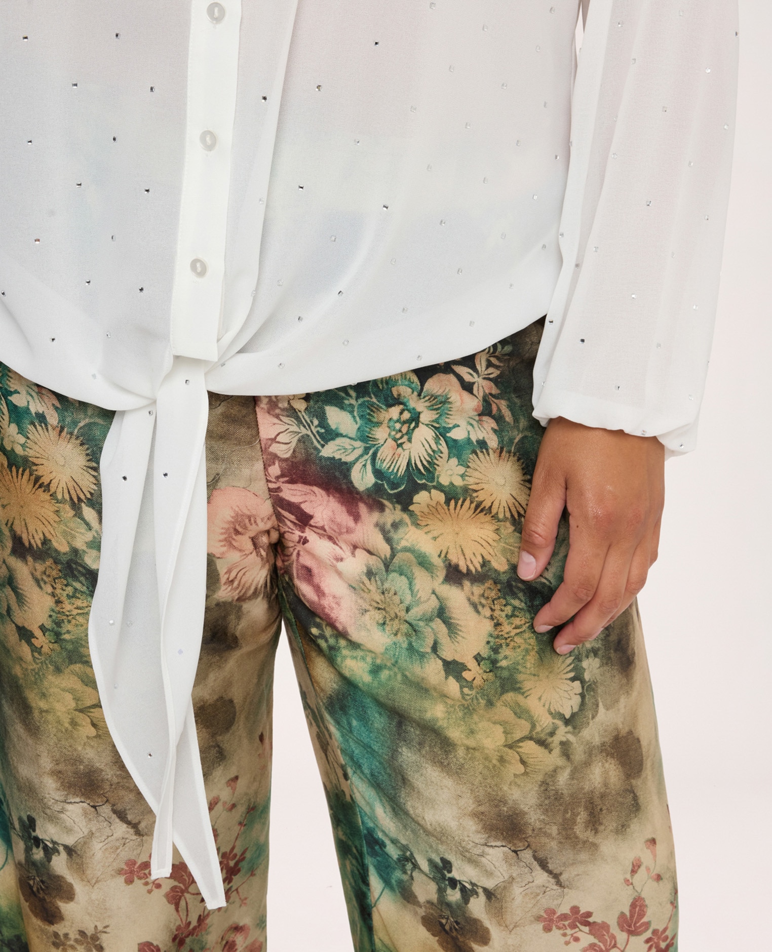 Camisa de mujer de georgette con destellos luminosos cierre con botones y aplicación de puntos de luz distribuidos por toda la superficie - Fiorella Rubino - Blanco Blanco-4