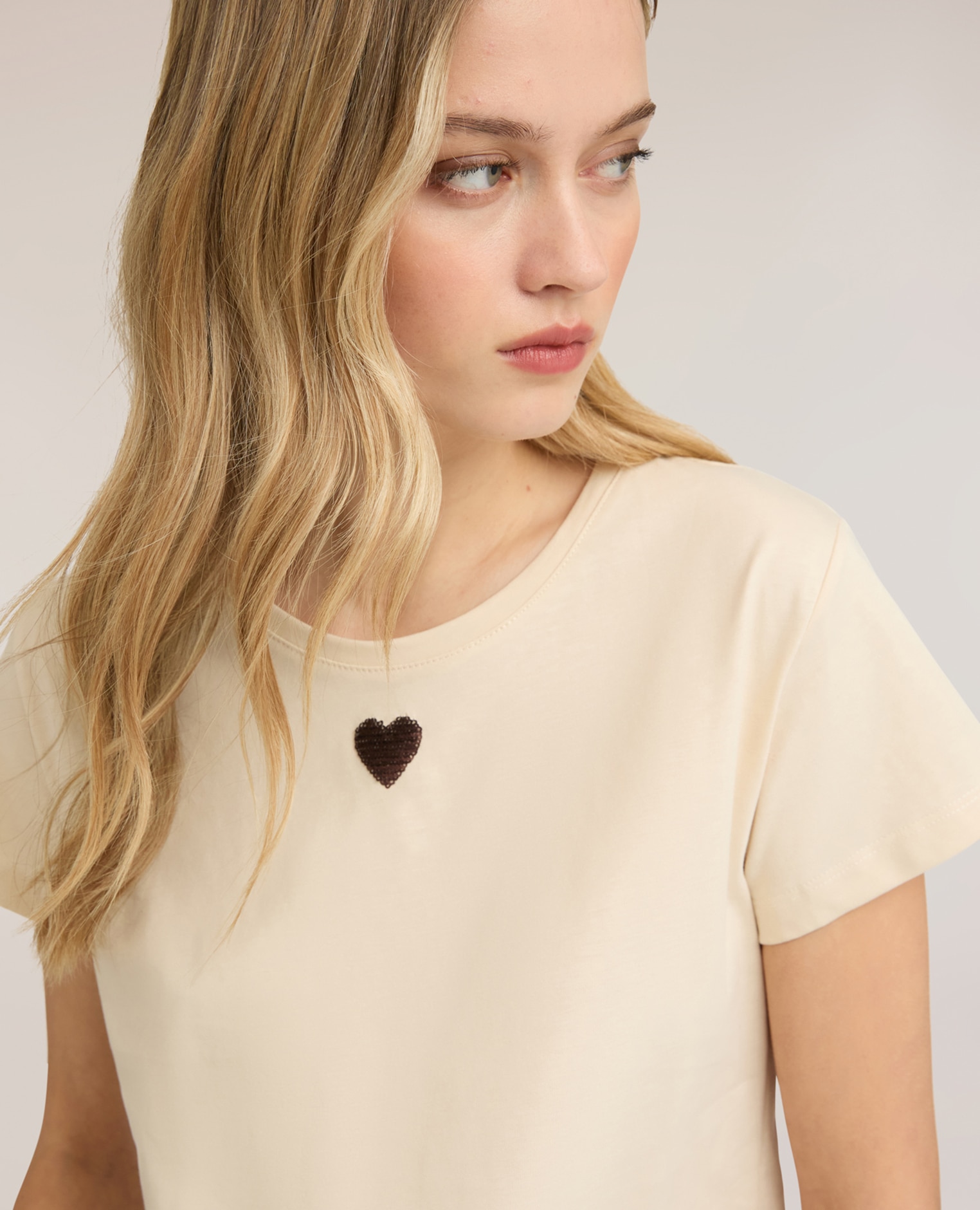 Camiseta de mujer de jersey con corazón de lentejuelas ajuste regular con escote redondo - Motivi - Beige Beige-4