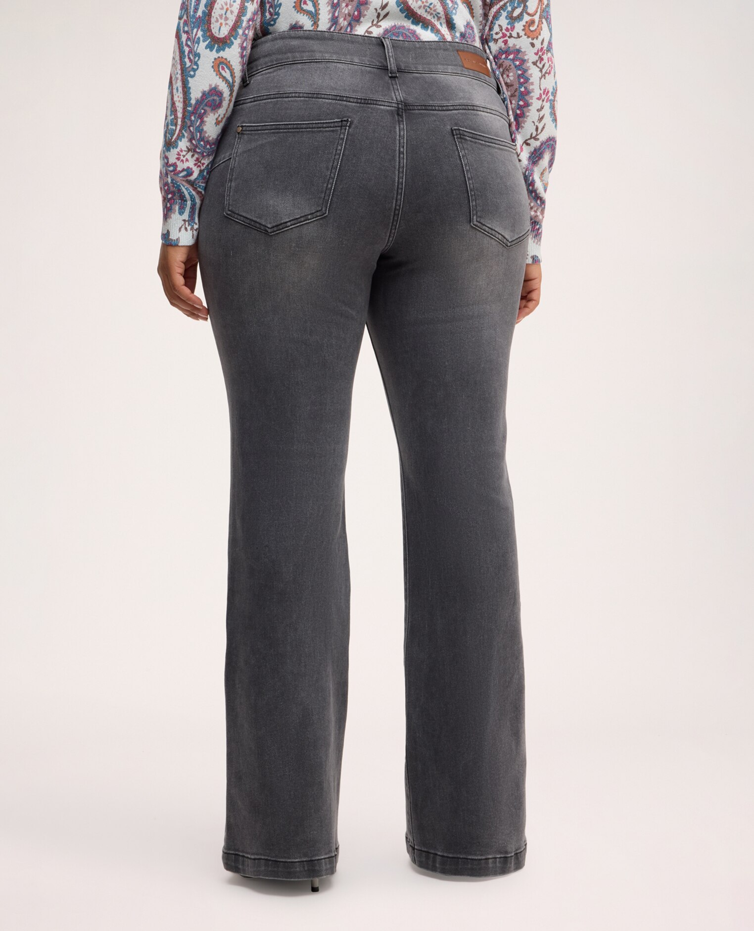Jeans de mujer flare con pañuelo ajuste y diseño para el máximo confort gracias al tejido denim con tratamiento lavado - Fiorella Rubino - Gris Gris-2