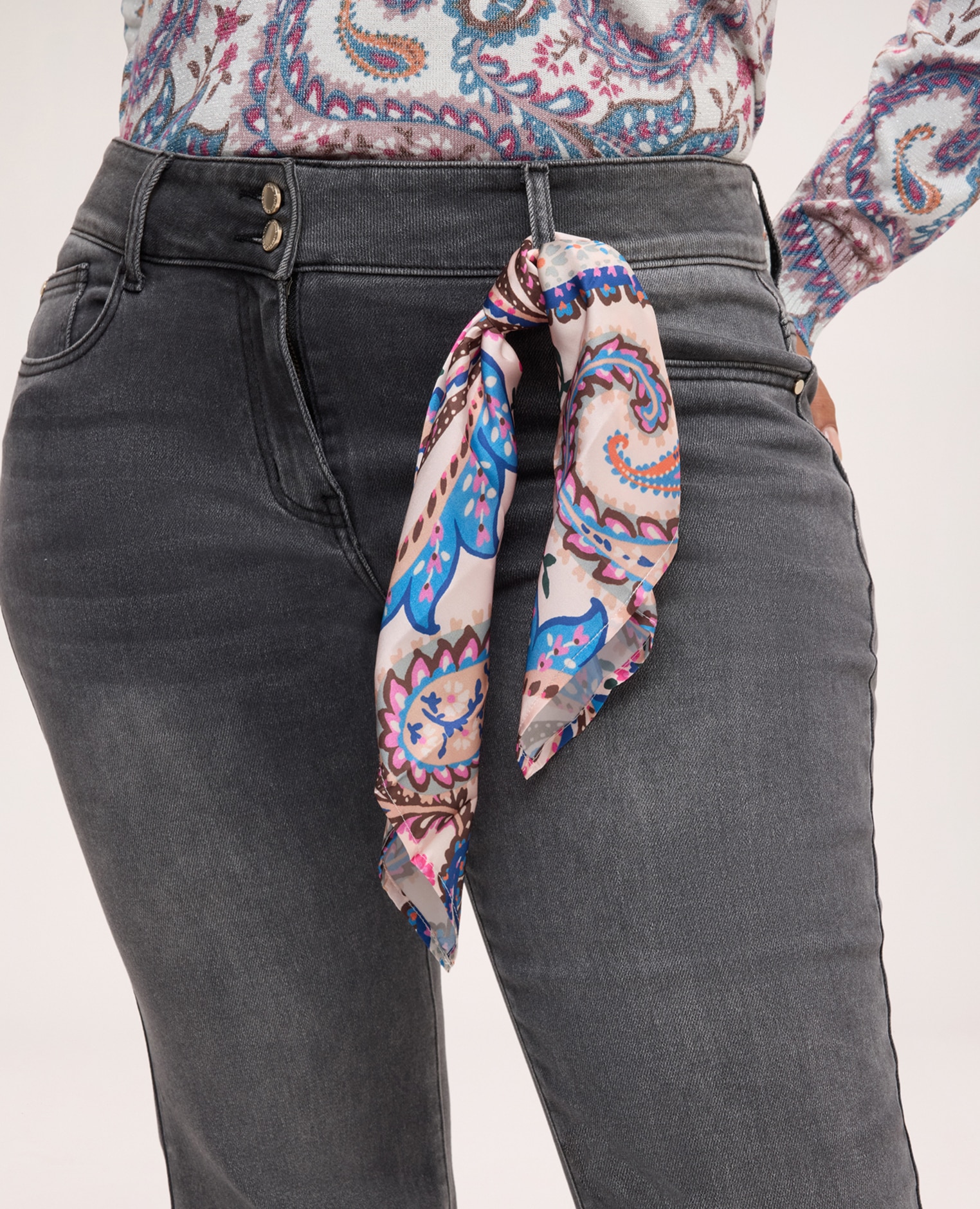 Jeans de mujer flare con pañuelo ajuste y diseño para el máximo confort gracias al tejido denim con tratamiento lavado - Fiorella Rubino - Gris Gris-4